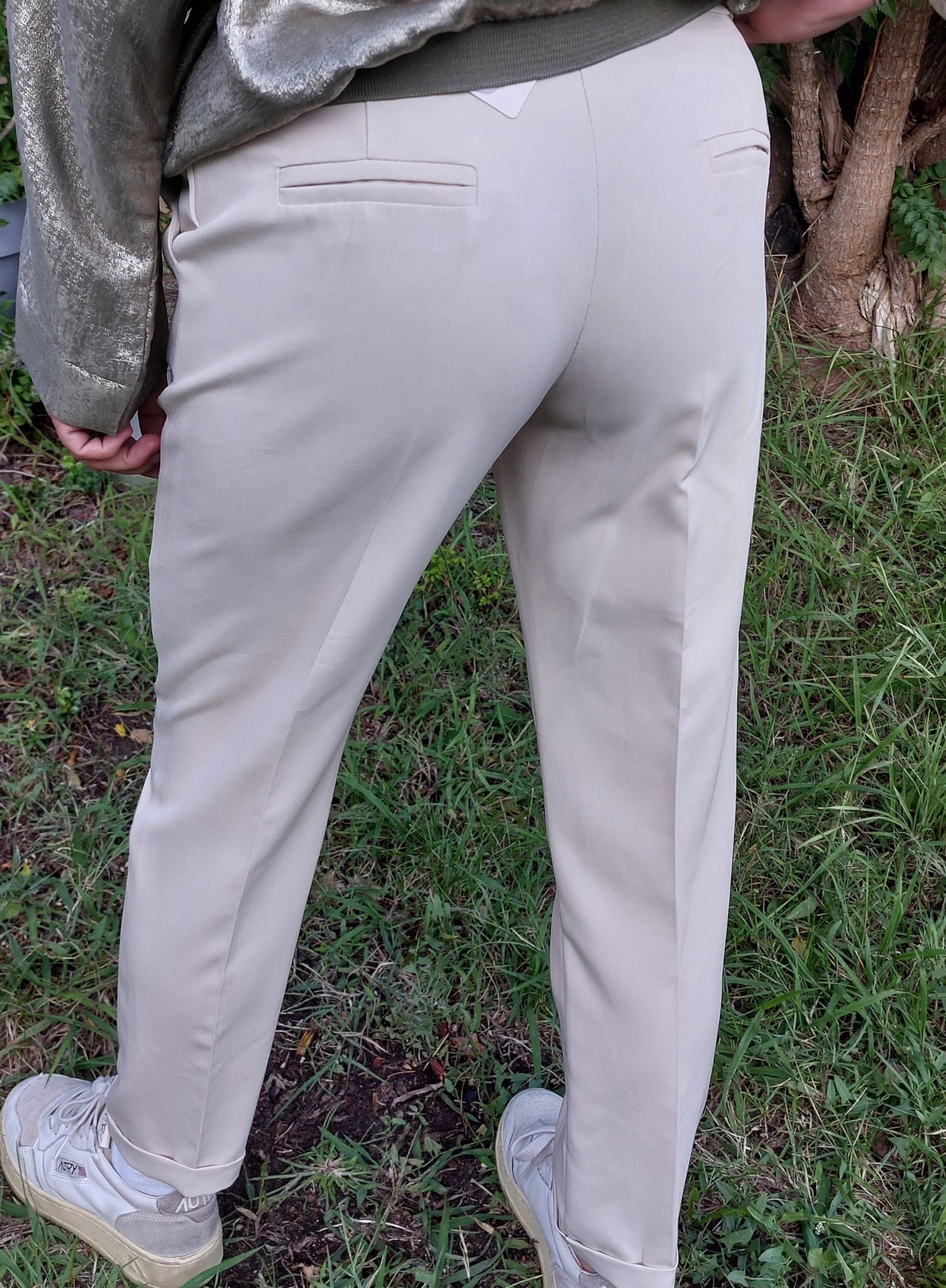 Pantalon city femme vue de dos deux fausses poches arrière revers sur le bas longueur sept huitième coloris et cru sur Carry-le-Rouet