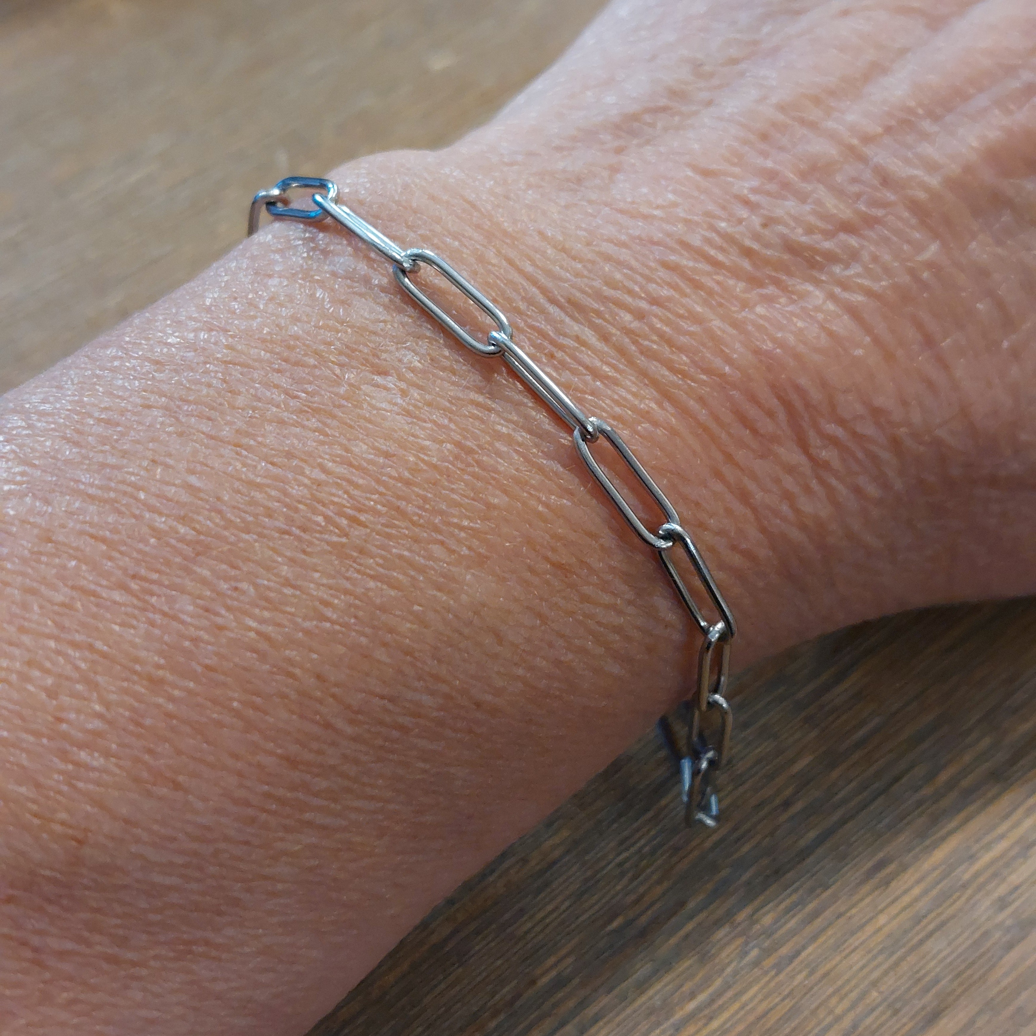 Bracelet argent a anneaux trés allongés afin d'accrocher nos charms en accumulation.