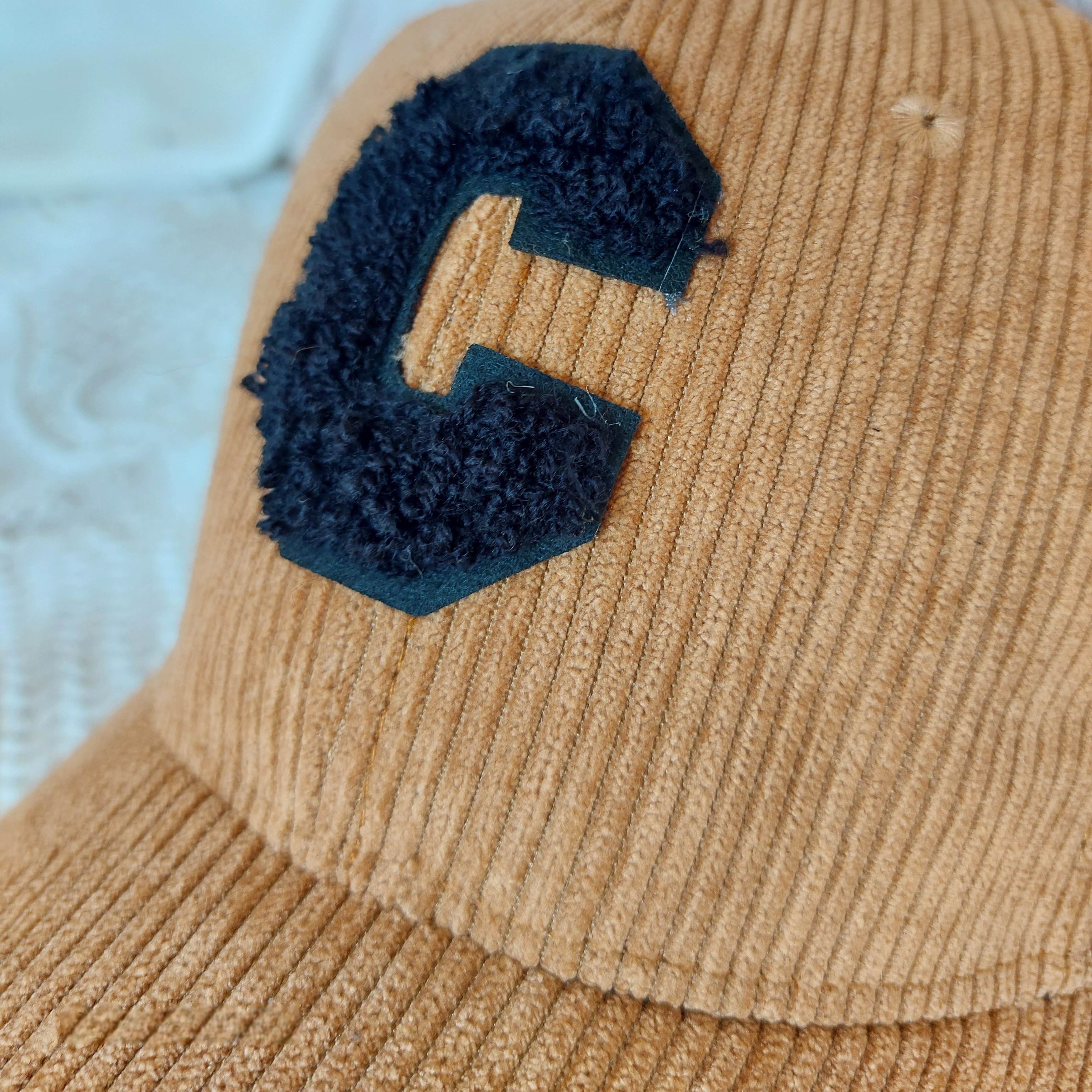 Casquette LONDRES detail sur la broderie en bouclette devant et sur son velours côtelé