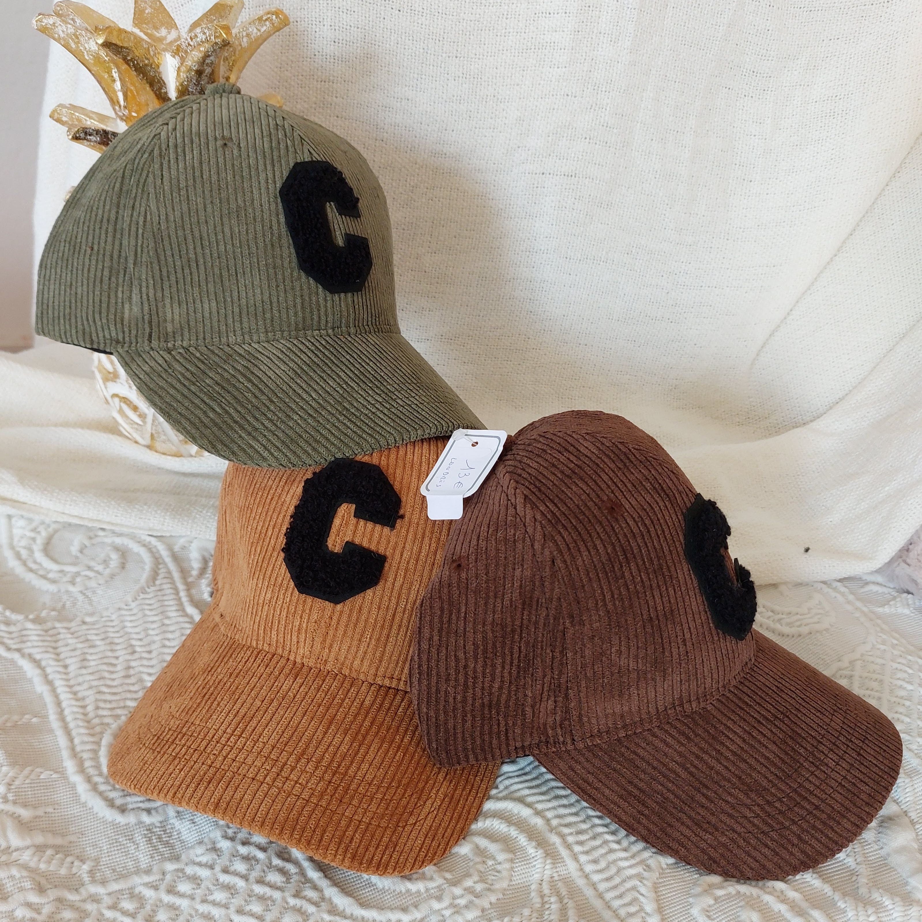 vue des trois casquettes a savoir camel caffé et kaki