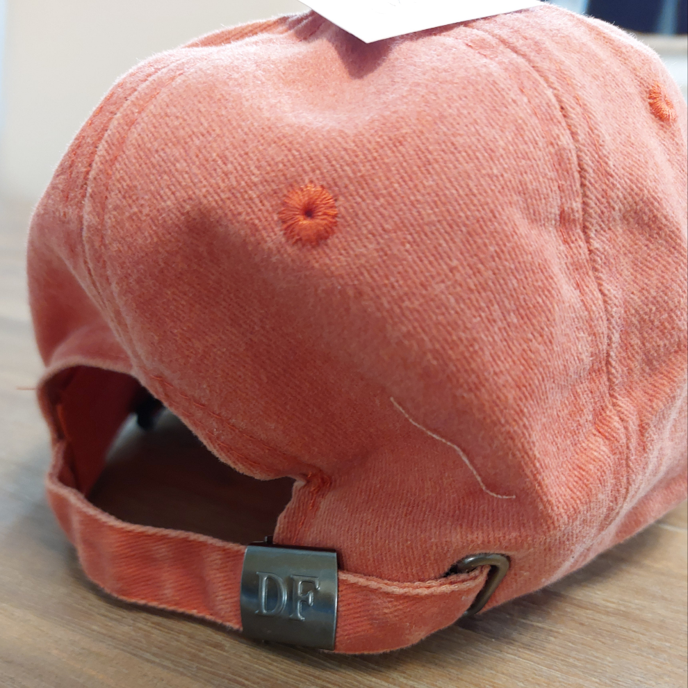 Casquette Ponteau est en tissus uni coloris corail vue de dos réglable par l'arrière sur Carry le rouet