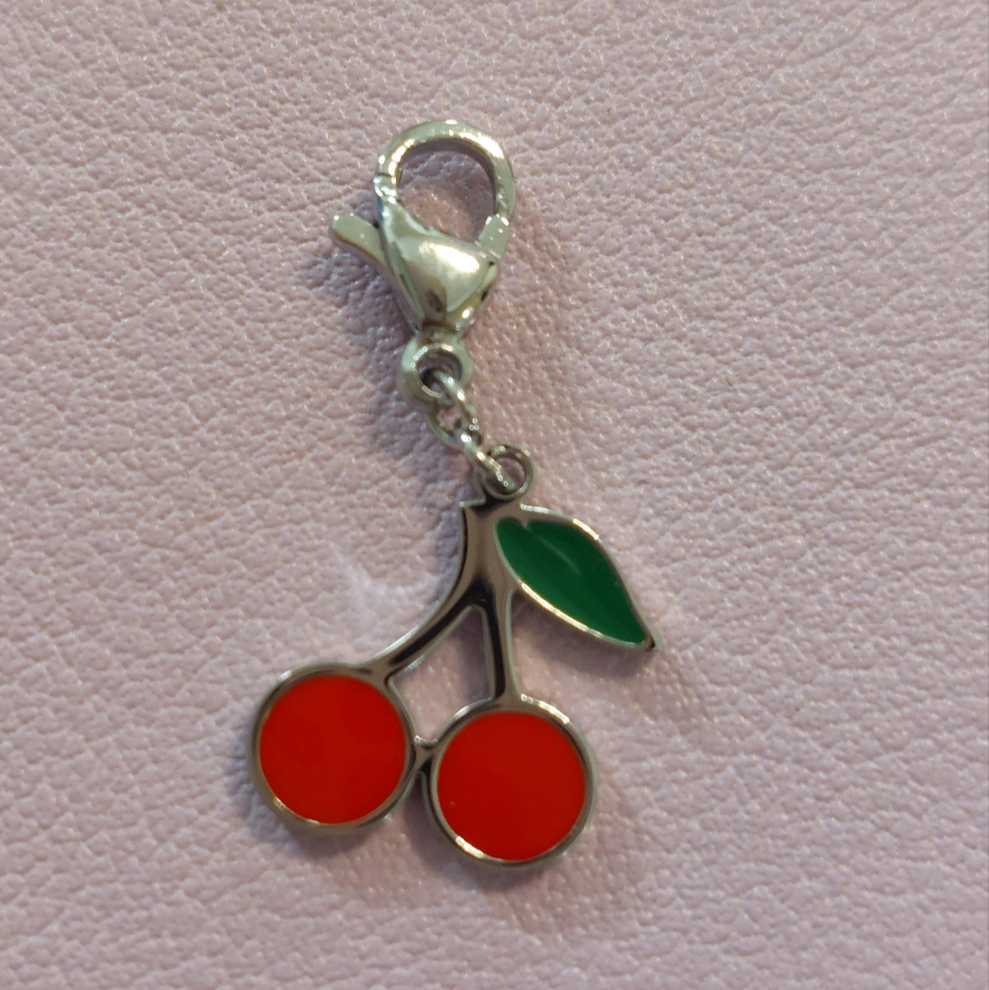 charm ou breloque avec un petit fermoir pour ajouter à un collier où à un bracelet en accumulation personnalisé. il represente une paire de cerise colorées en acier inoxydable sur marignane