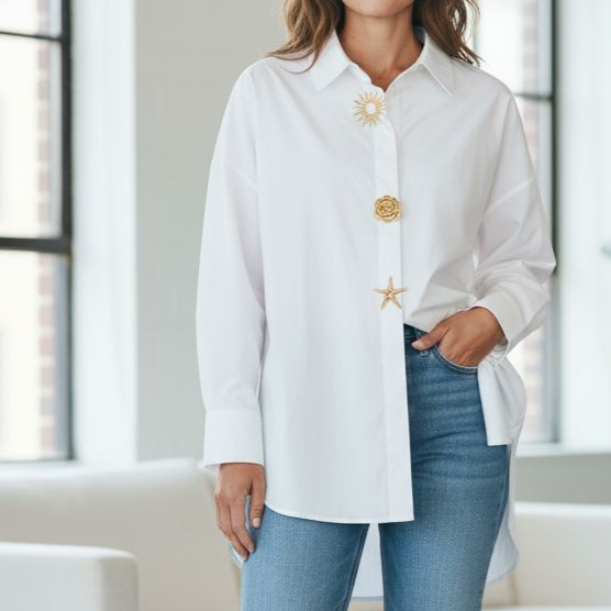 Chemise MIKI blanche porté sur un jean - Soleil, rose et étoile amovibles