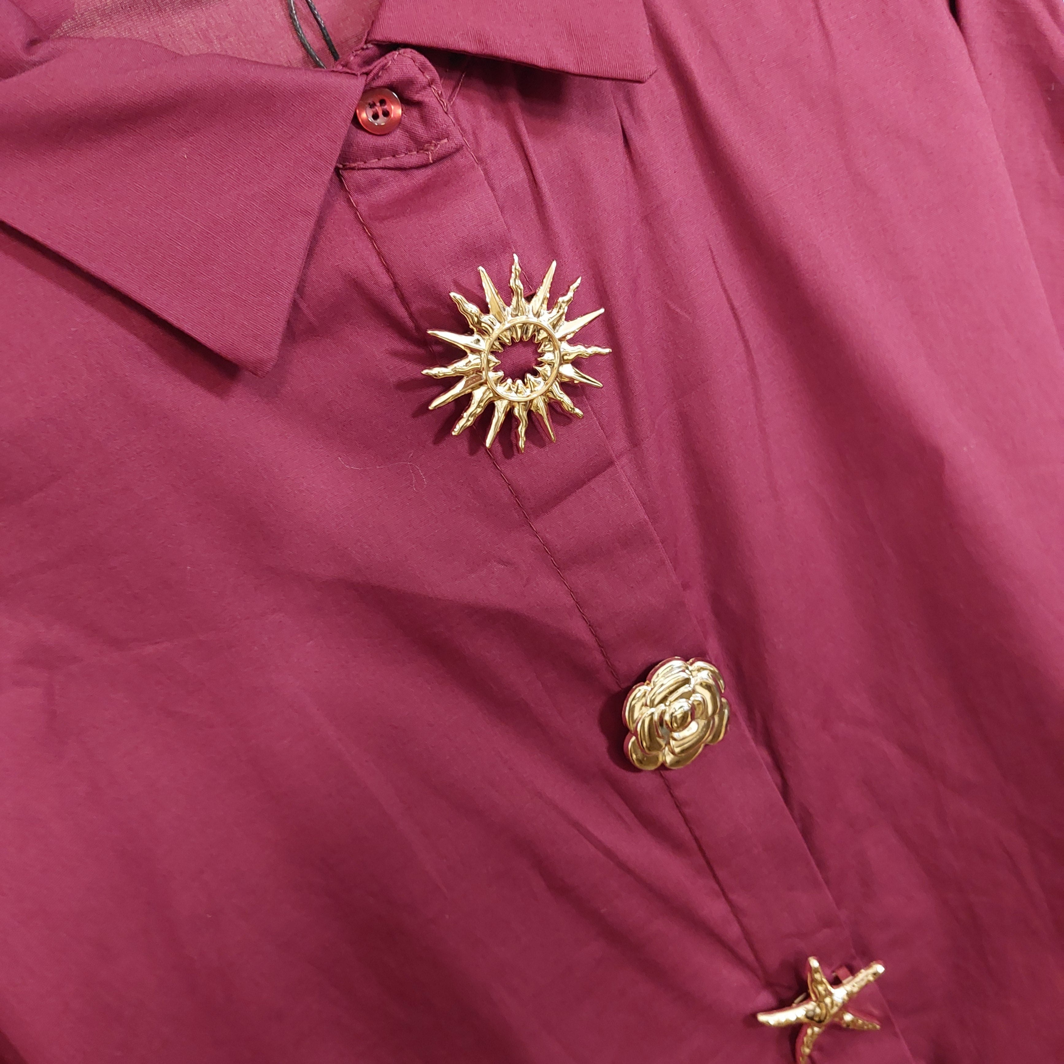 Détail broches dorées chemise MIKI bordeaux - Soleil, rose et étoile amovibles