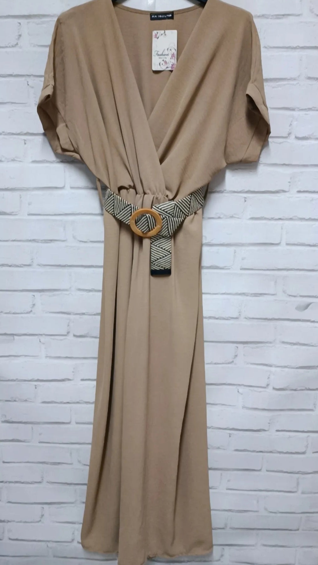 Combi longue fluide et droite avec decolleté croisé manches kimono et ceinture large traissée éastique et boucle ronde coloris camel sur carry le rouet