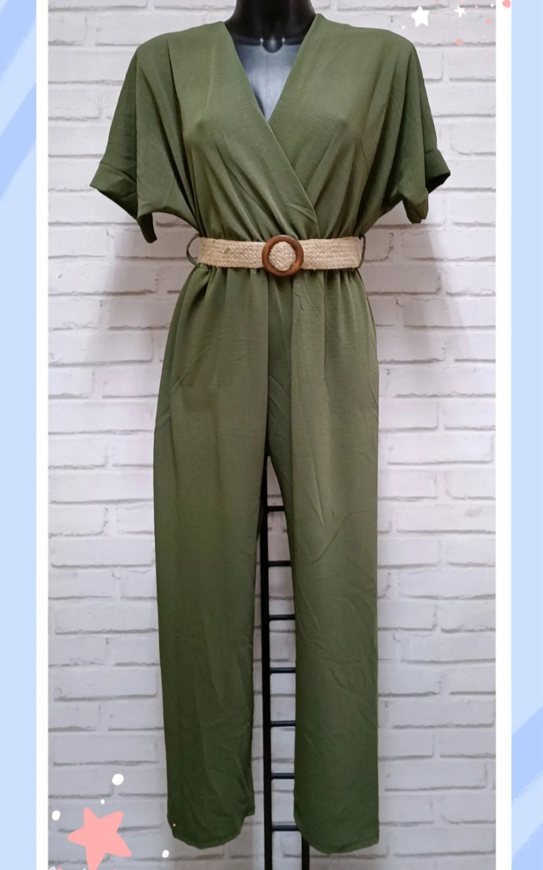 Combi longue fluide et droite avec decolleté croisé manches kimono et ceinture large traissée éastique et boucle ronde coloris kaki sur sausset les pins