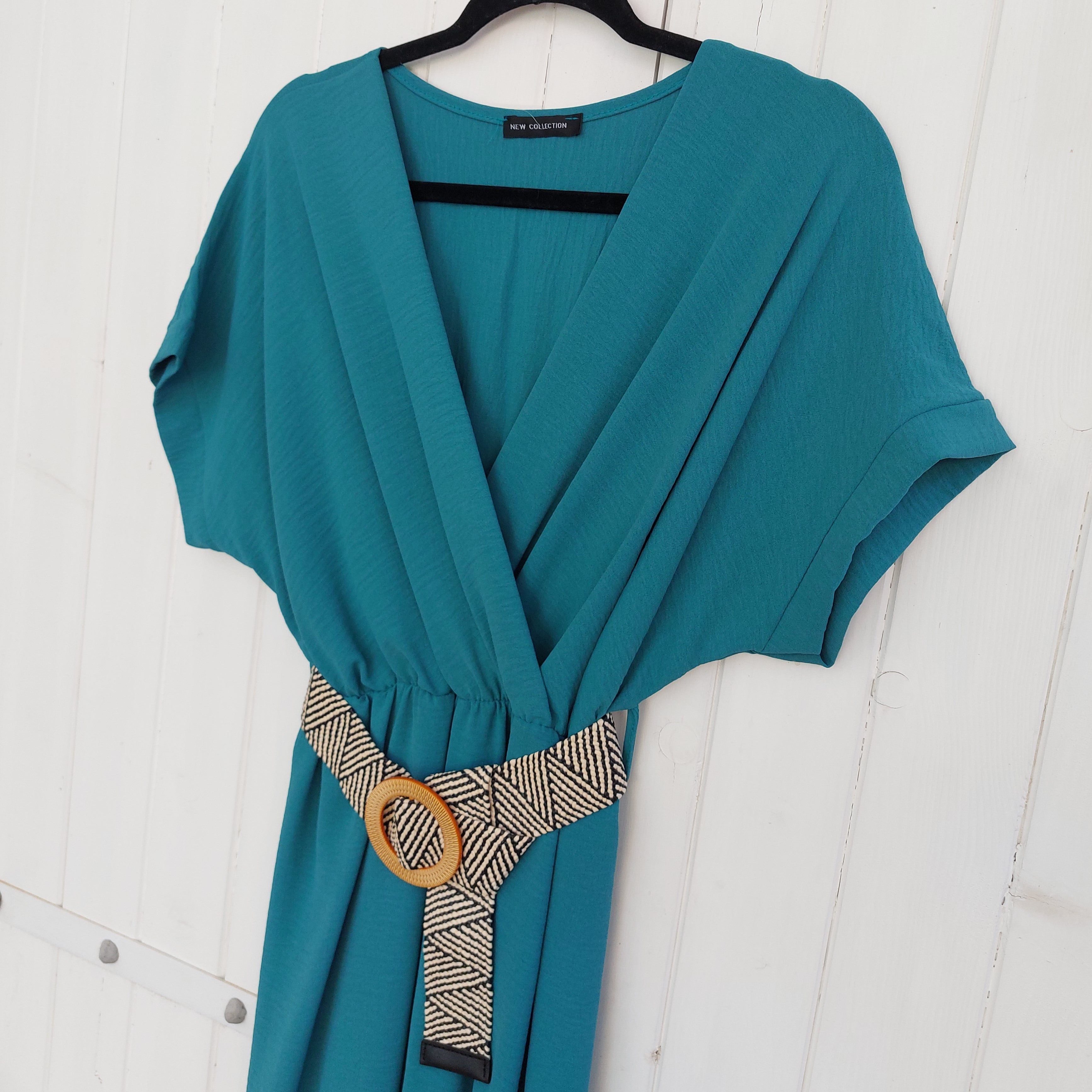 Sur cette photo on voit le haut de la combi forme kimono avec sa ceinture en coloris paon sur marignane