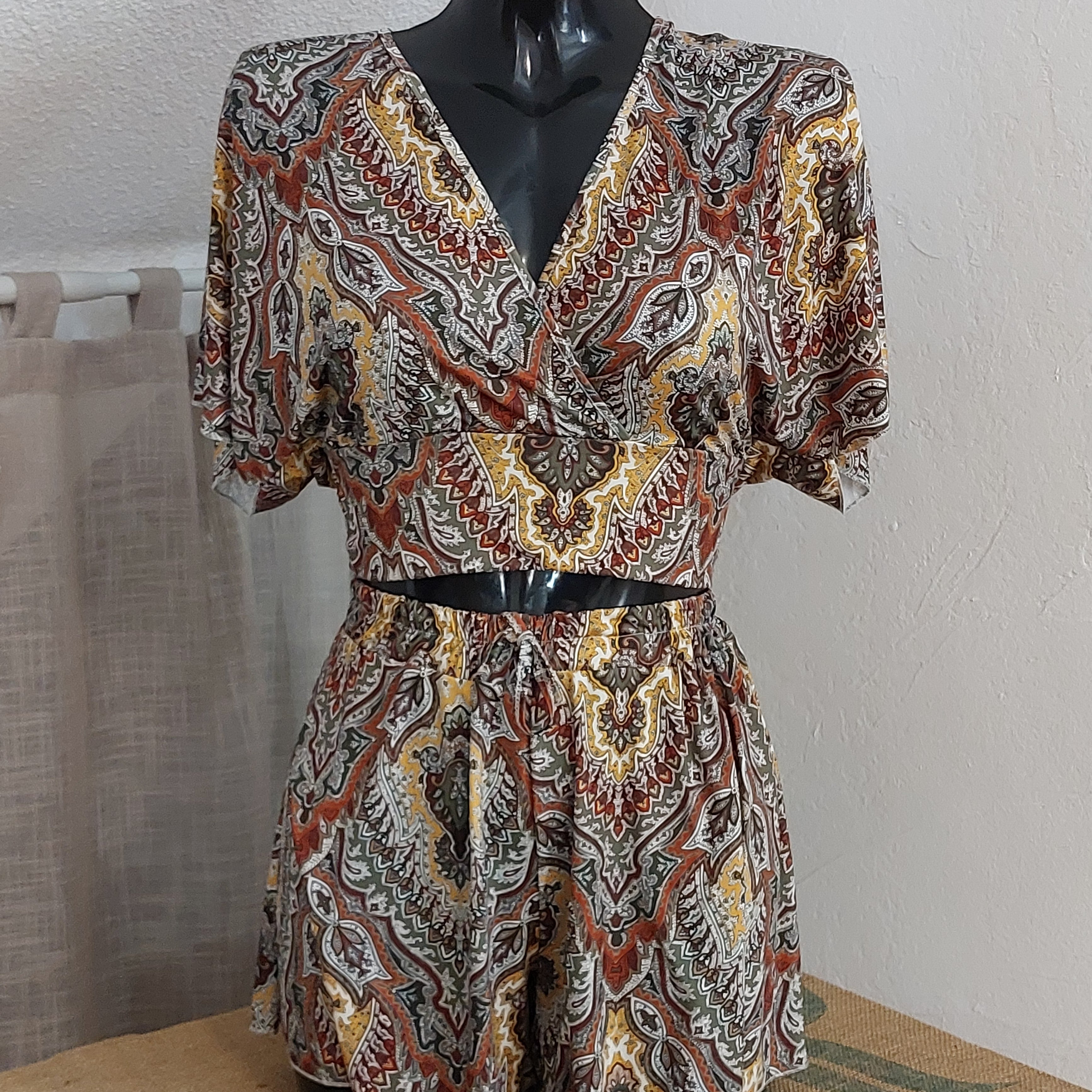 ensemble short flottant et crop top cache coeur dans un imprimé kashemir dans le kaki beige et choco sur carry le rouet
