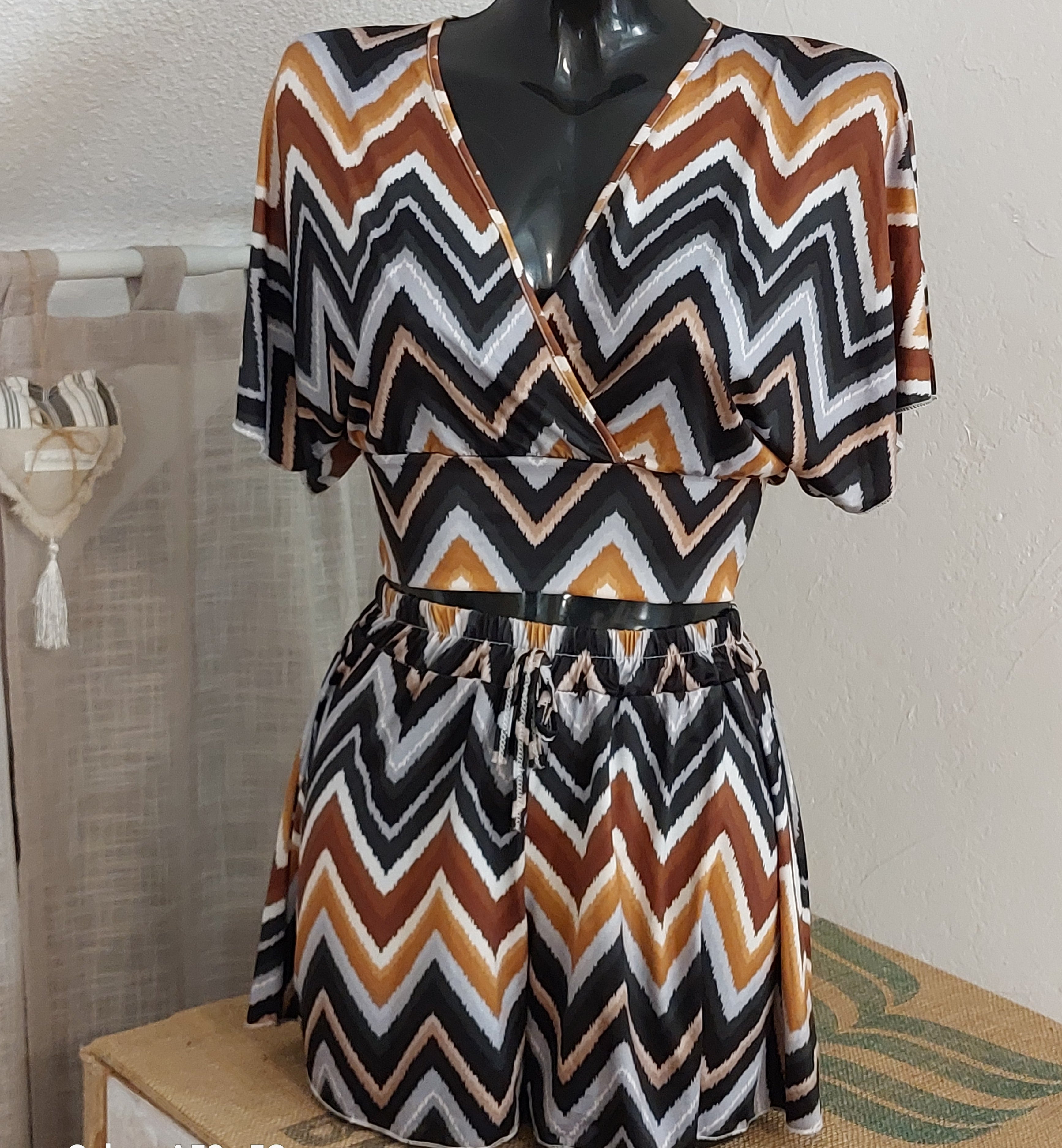 ensemble short flottant et crop top cache coeur dans un imprimé zig zag coloris fond noir et chevron choco, camel, gris clair et blanc sur ensues la redonne