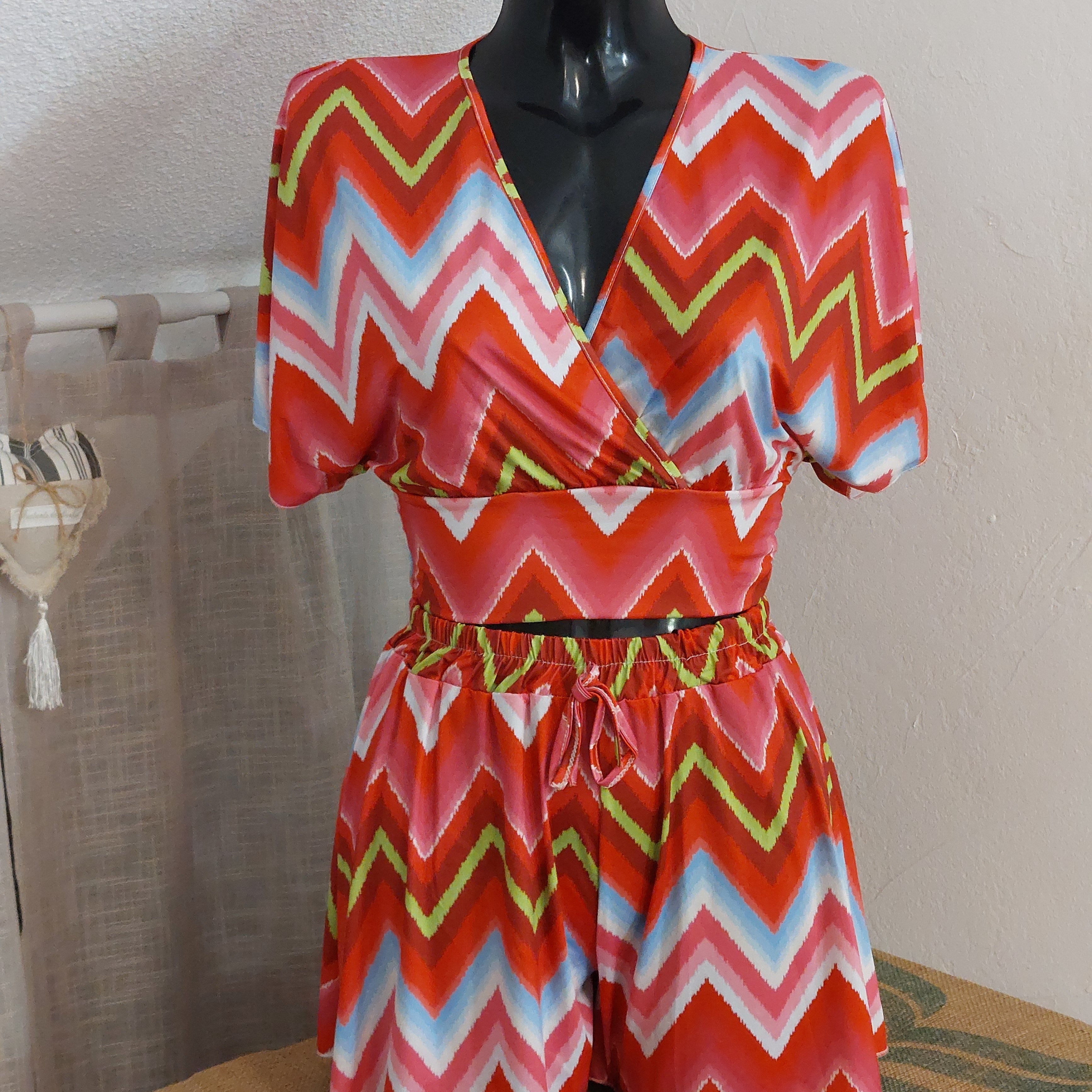 ensemble short flottant et crop top cache coeur dans un imprimé zig zag coloris blanc rouge rose anis et ciel sur sauset les pins