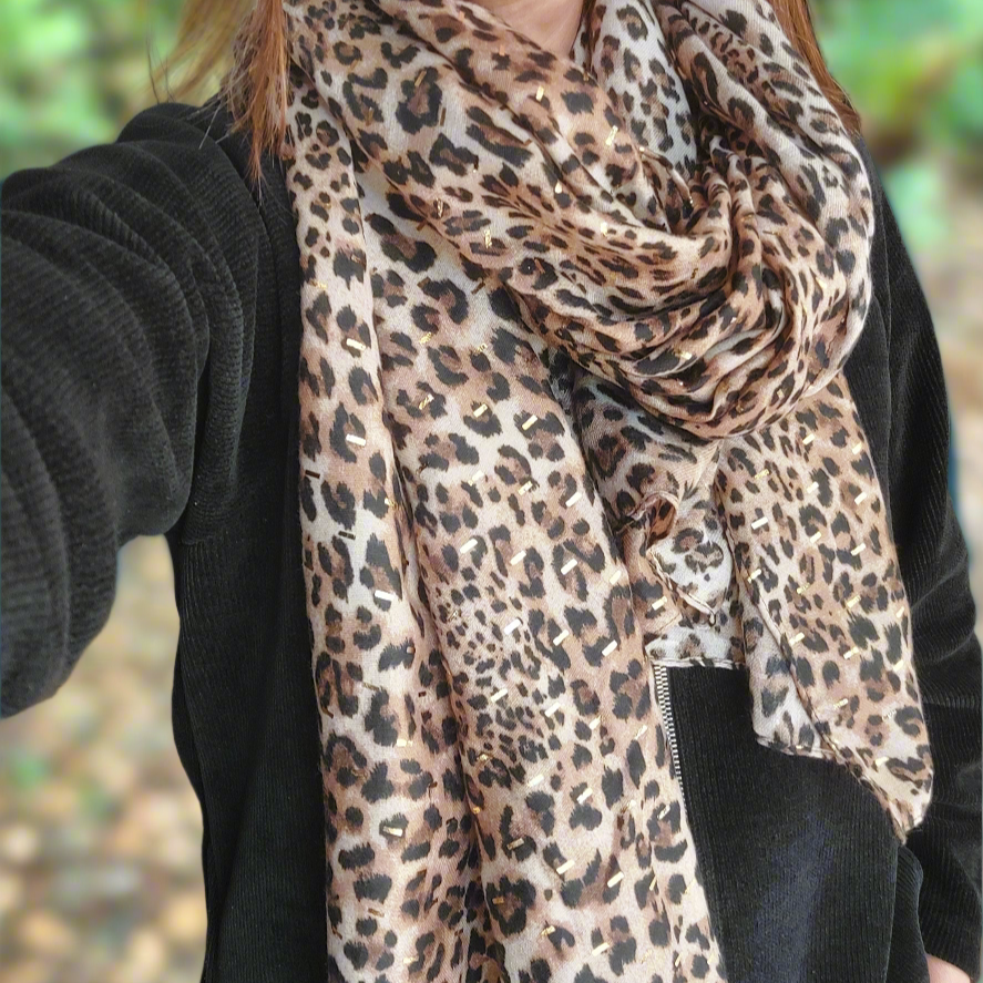 Foulard léopard LEO porté sur top noir - Look styling écharpe dorée femme ineva