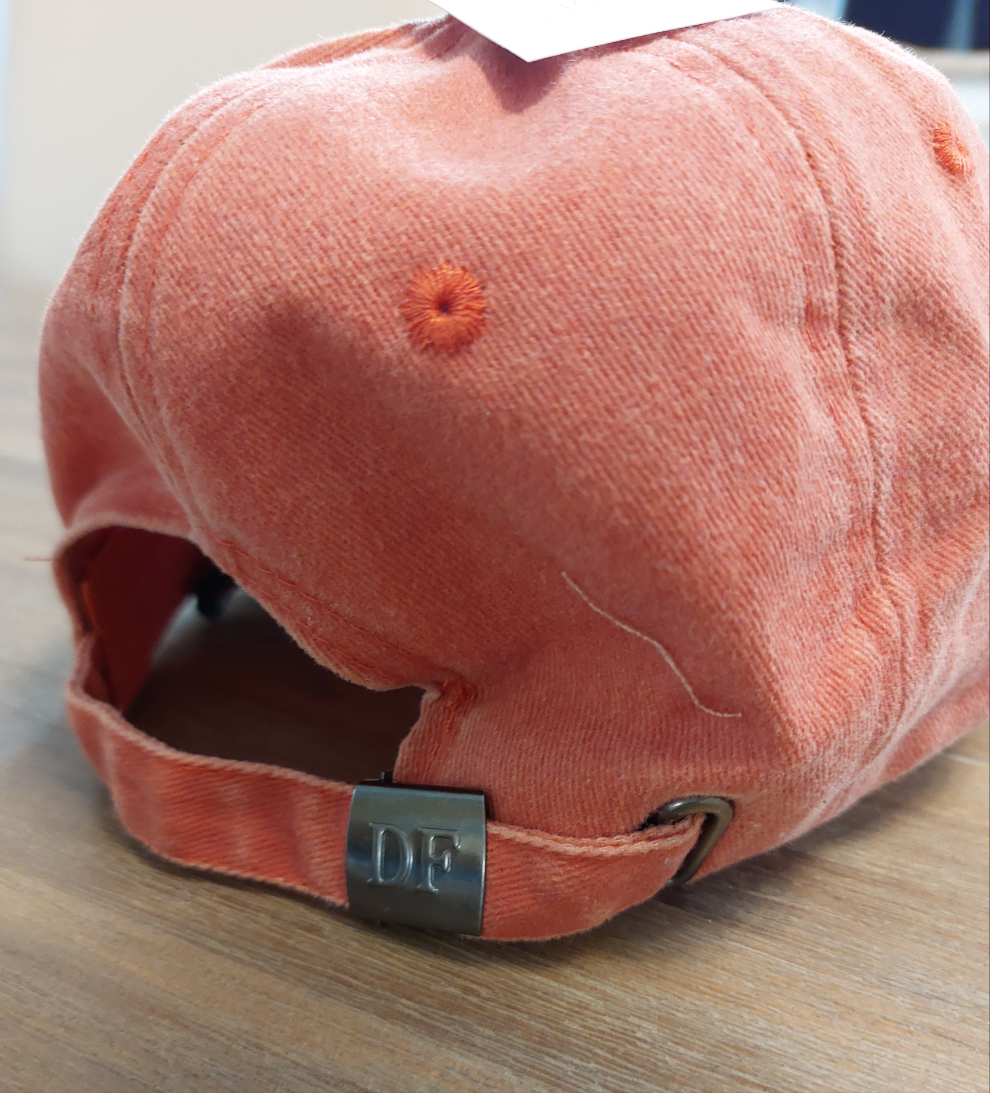 Casquette Ponteau est en tissus uni coloris corail vue de dos réglable par l'arrière sur Carry le rouet
