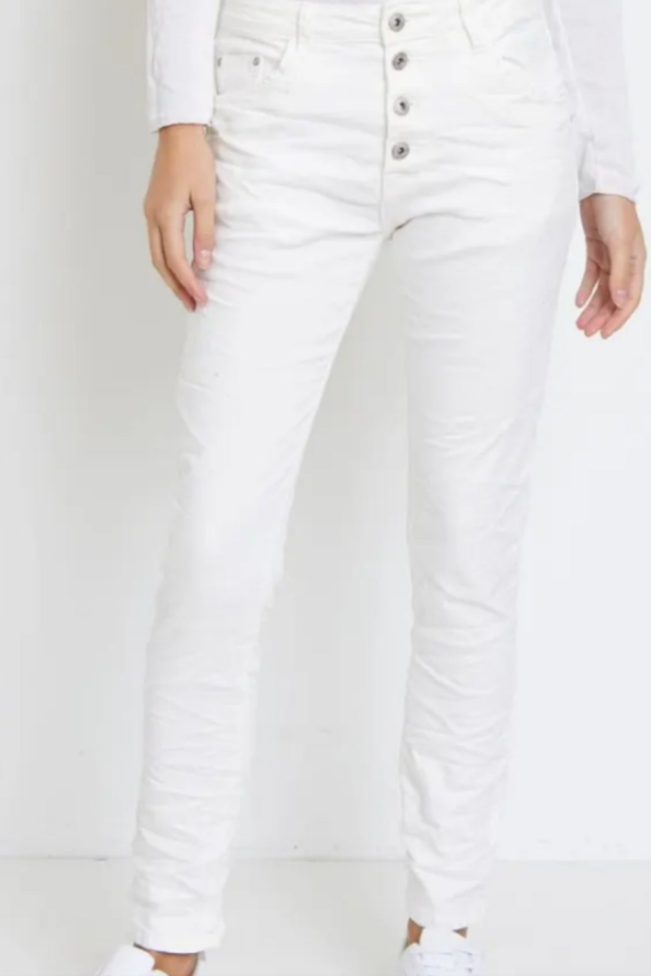 jean baggy en toile strech blanc porté par un mannequin en taille 36. fermeture par 4 boutons aciers 4 poches sur carry le rouet