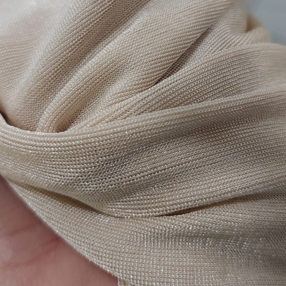 detail de pres de la maille en coloris ecru irrisé