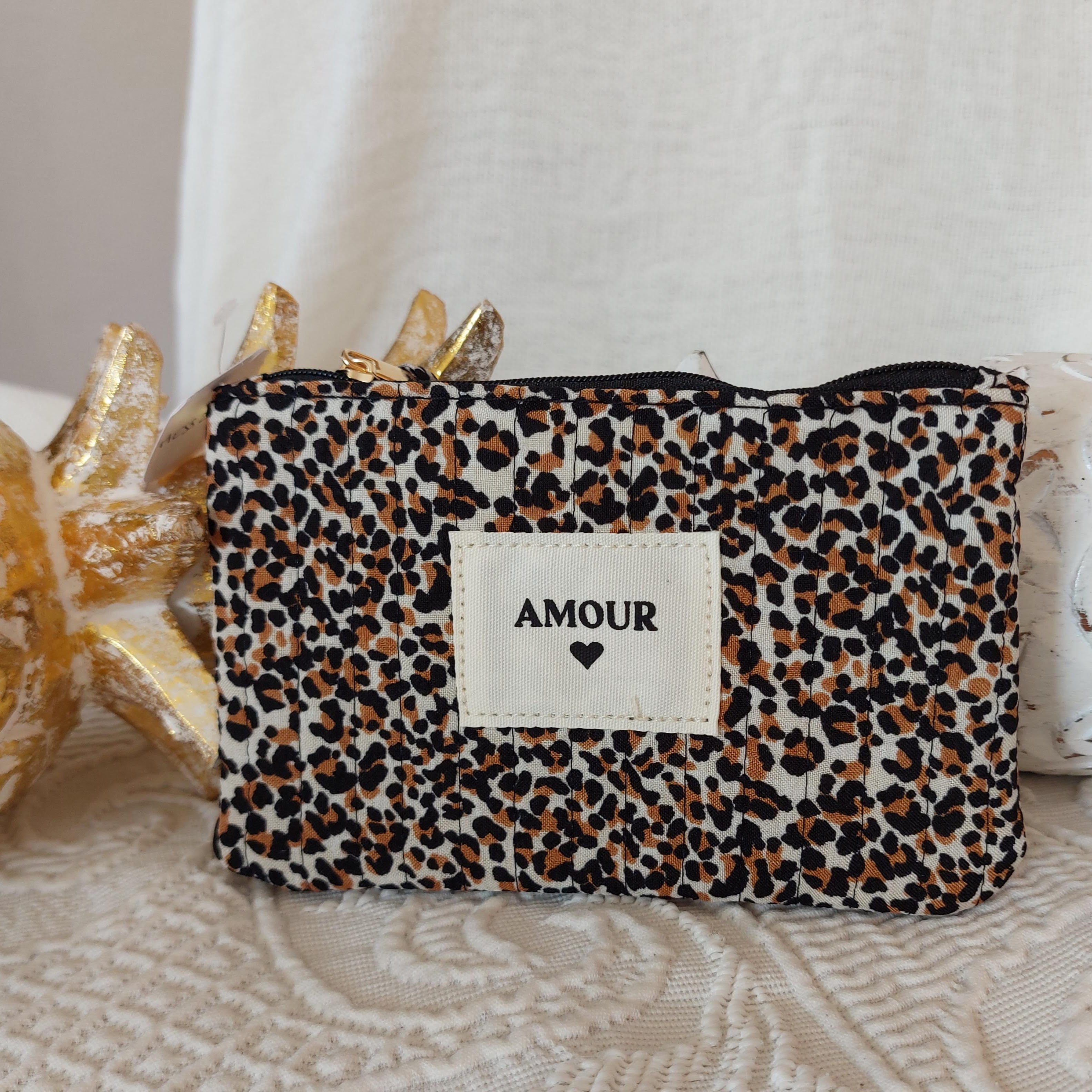 Pochette imprimé léopard méssage "Amour" avec un ptit coeur noir