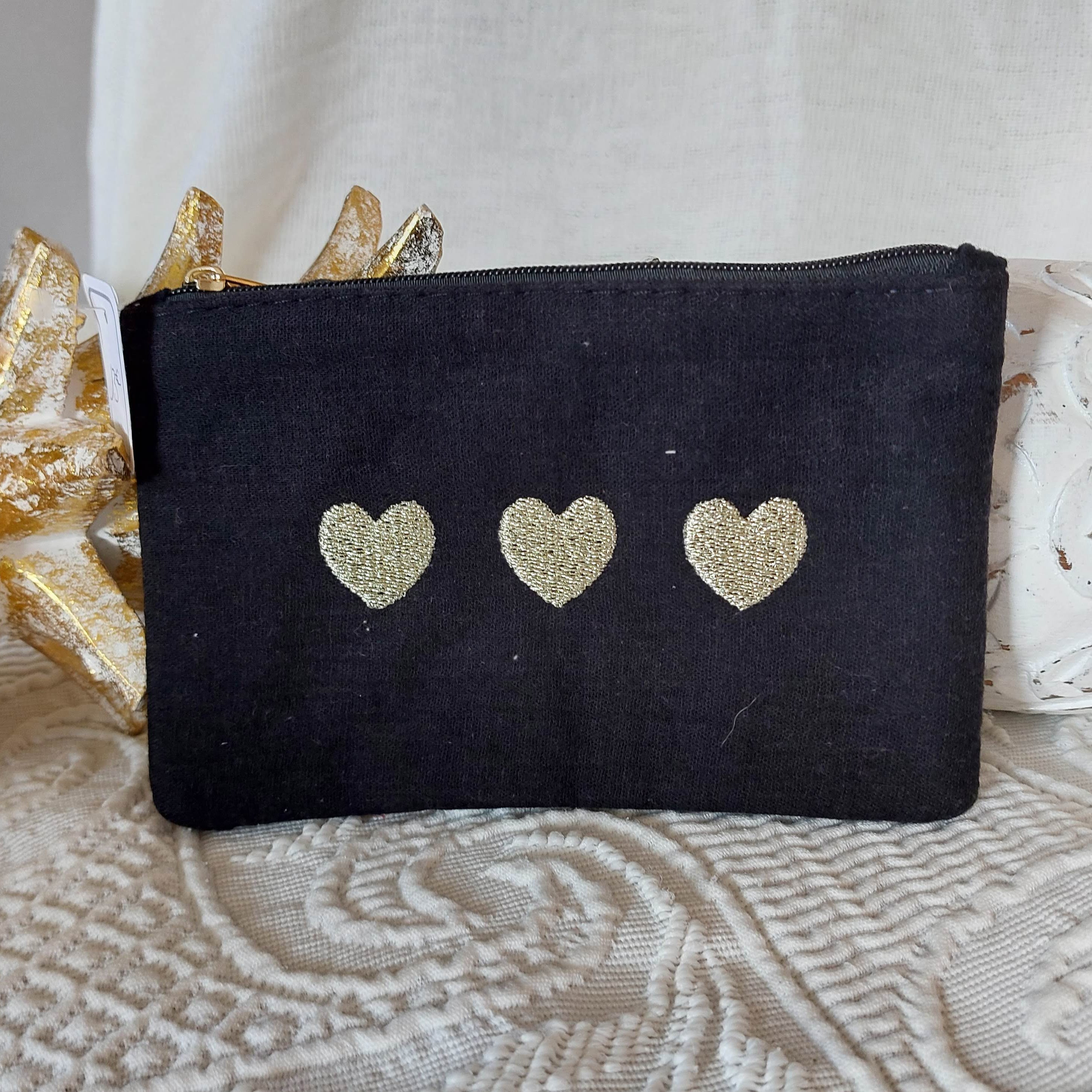 Pochette coloris noir trois coeurs brodés or cote à cote