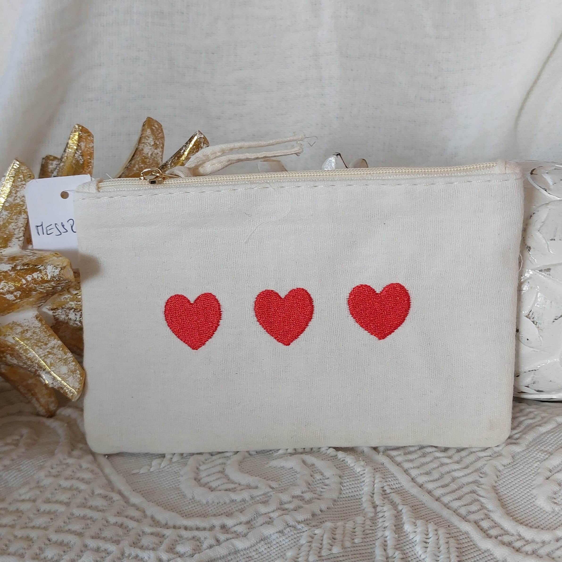 Pochette tissus 16*11 ecrue avec trois coeurs rouges brodés cote à cote