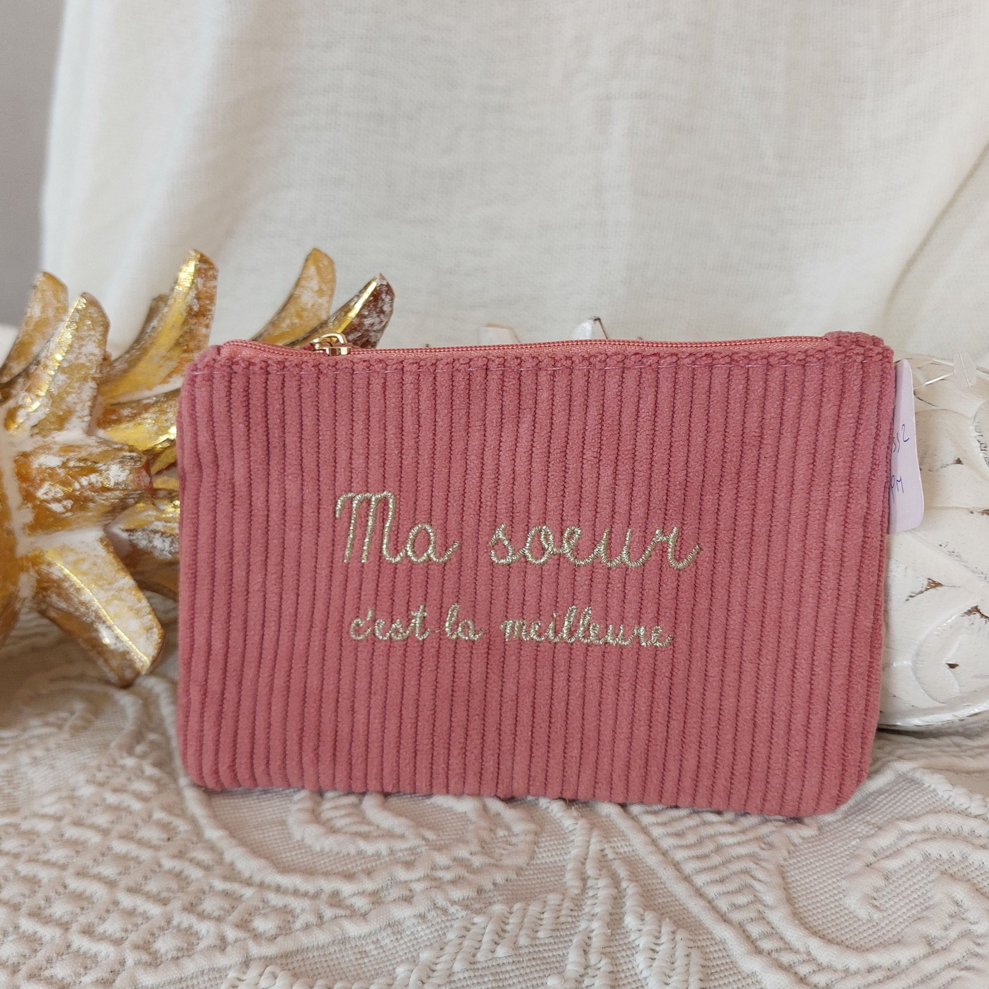 pochette velours côtelé rose avec message " ma soeur c'est la meilleure" brodé en doré