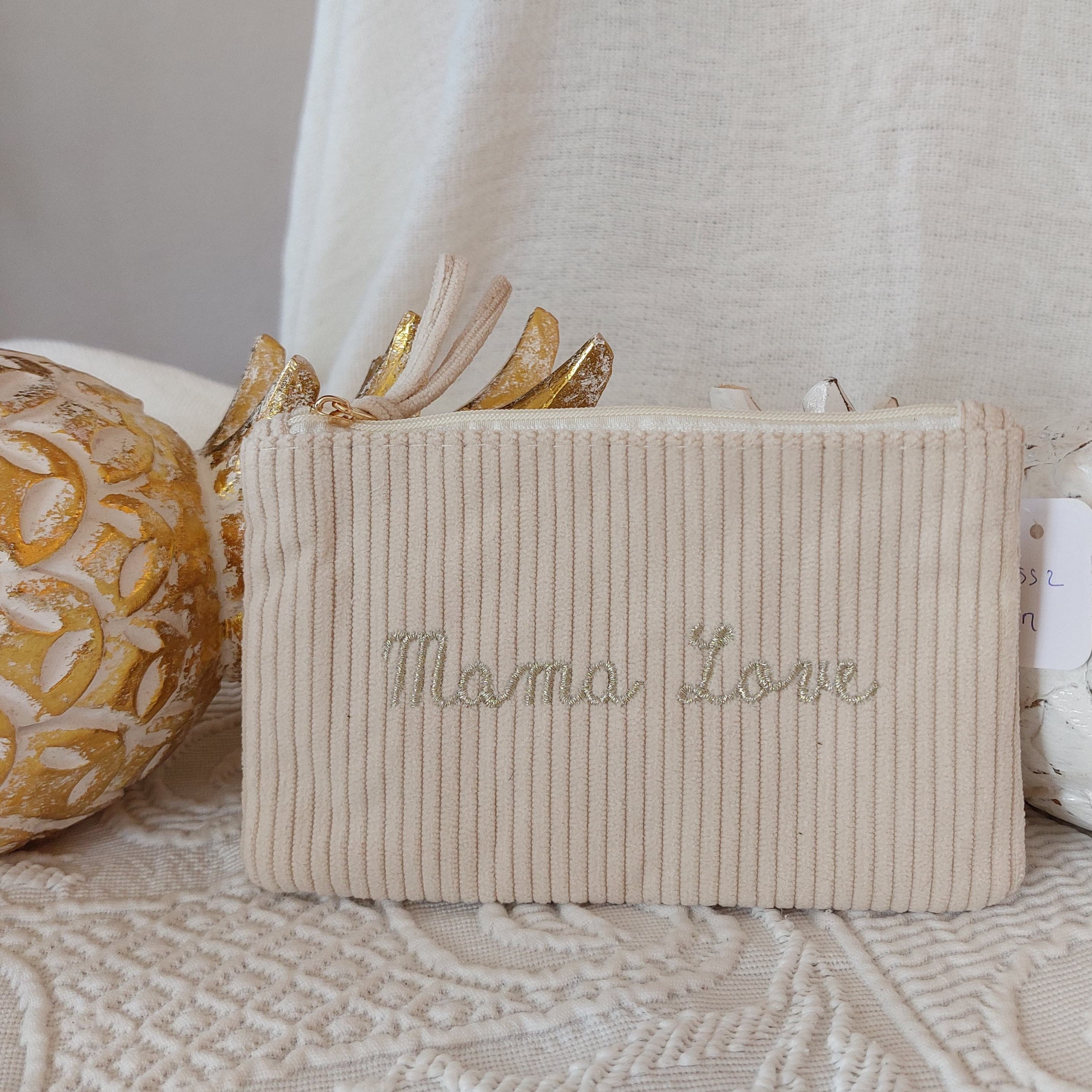 pochette velours côtelé écru avec message " mama love" brodé en doré