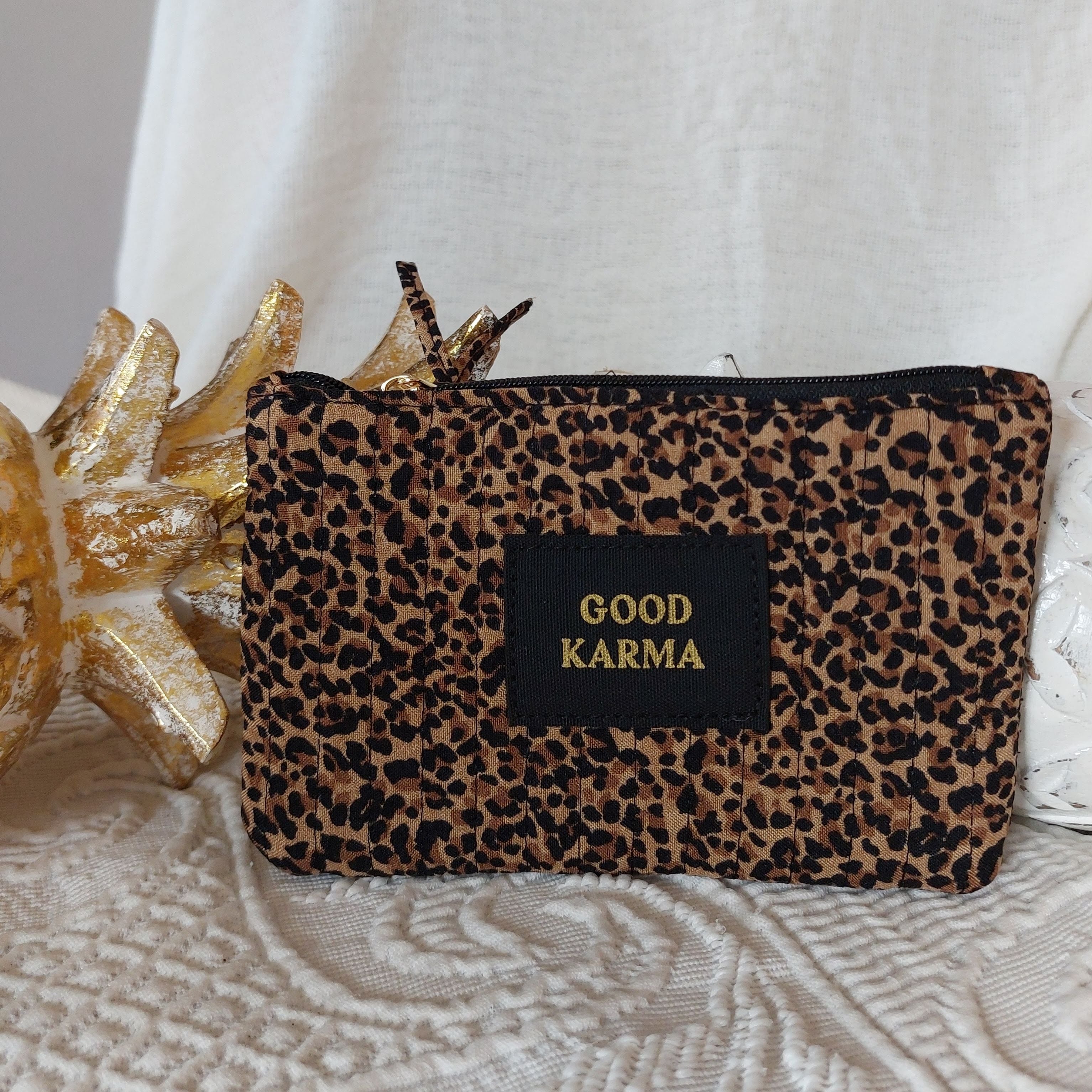 Pochette imprimé léopard méssage "Good karma"