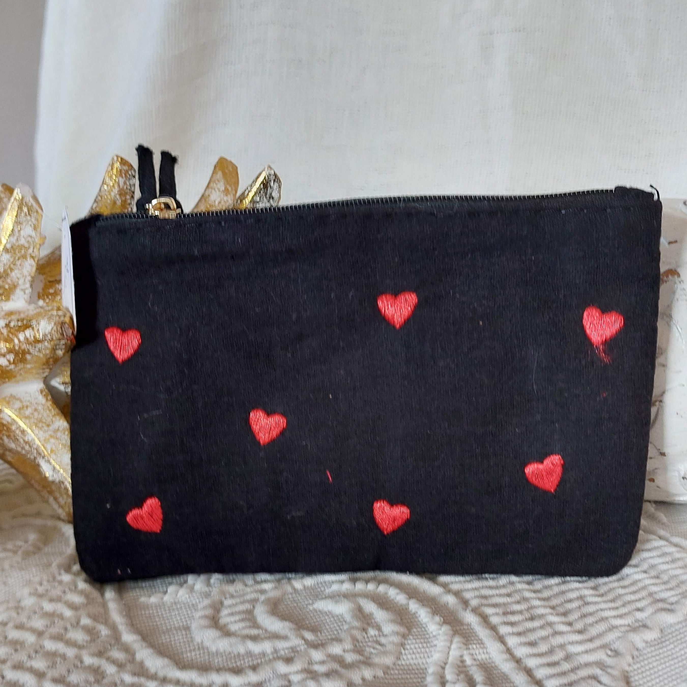 Pochette coloris noir petits coeurs rouges brodés par ci par là