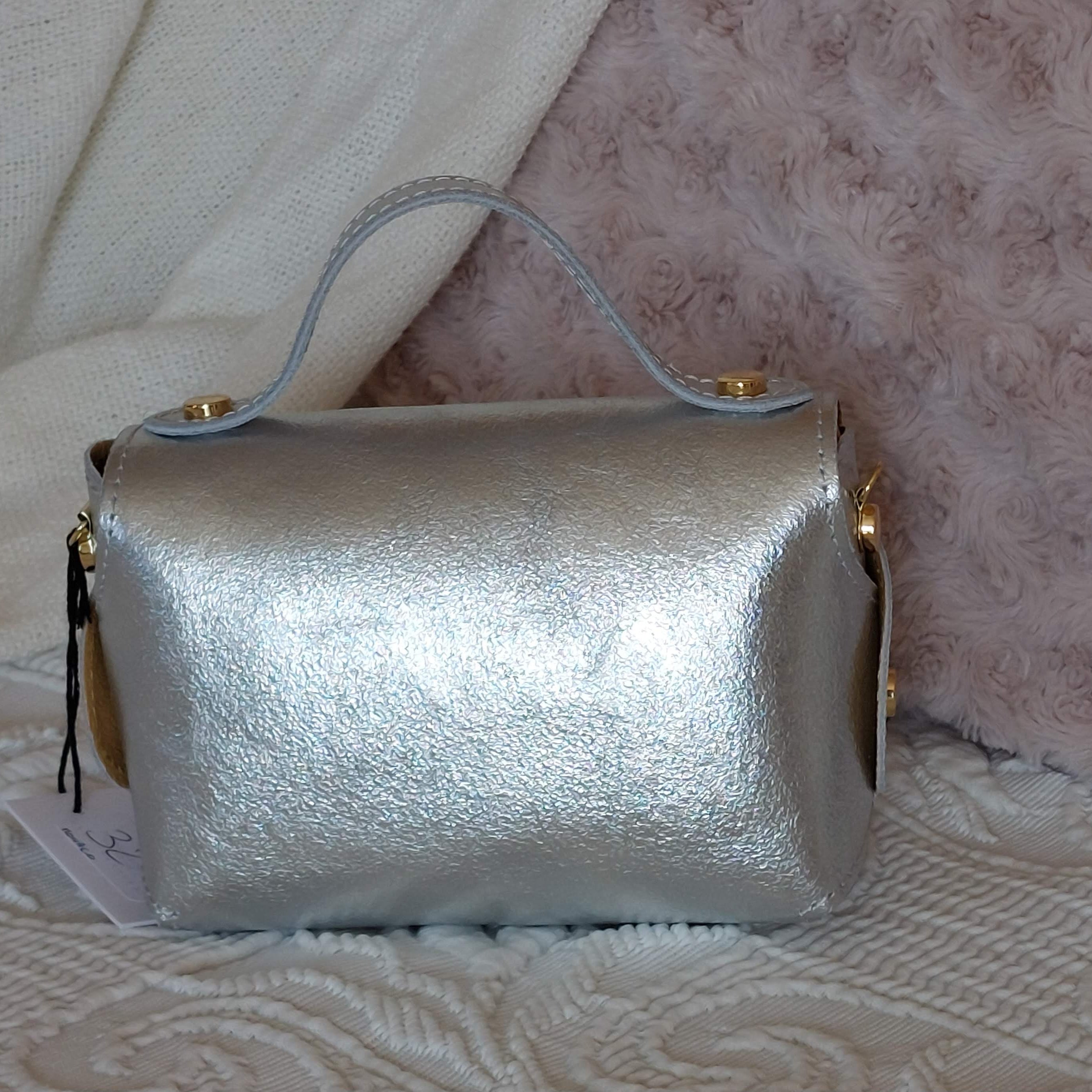 Minaudière Monaco cuir argenté brillant - Vue de dos avec chaînette dorée