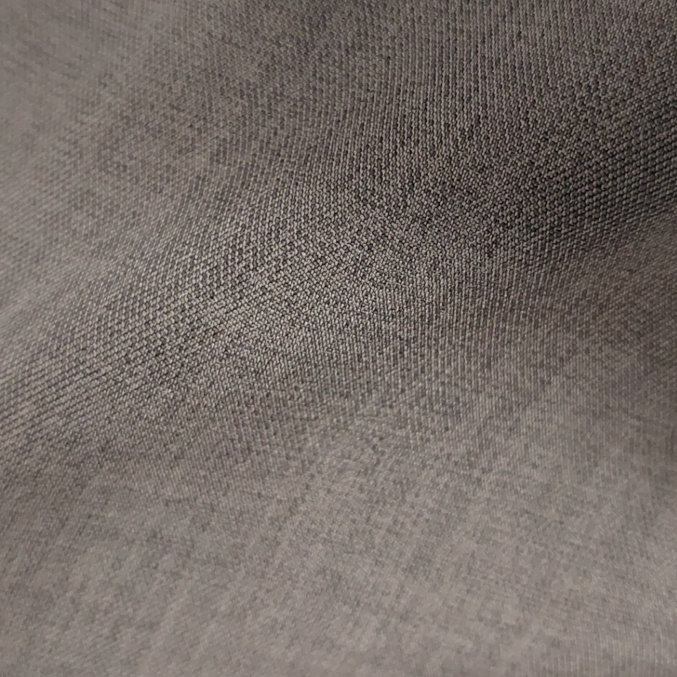 Détail du tissu gris montrant la qualité