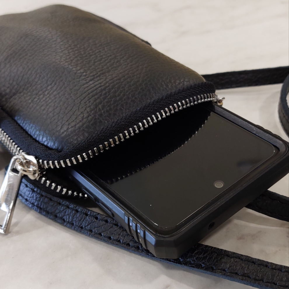 Pochette Addo avec téléphone inséré - Démonstration de la taille parfaite