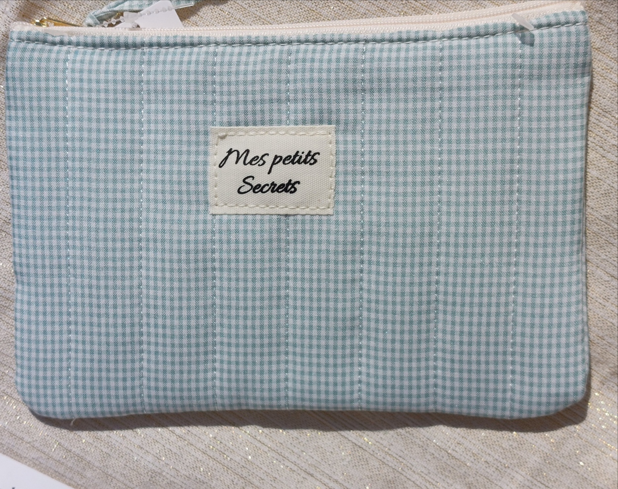 Mini pochette en tissu matelasse de 16 cm sur 10 cm imprime vichy vert et blanc avec message mes petits secrets sur une face. fermeture zip sur le dessus