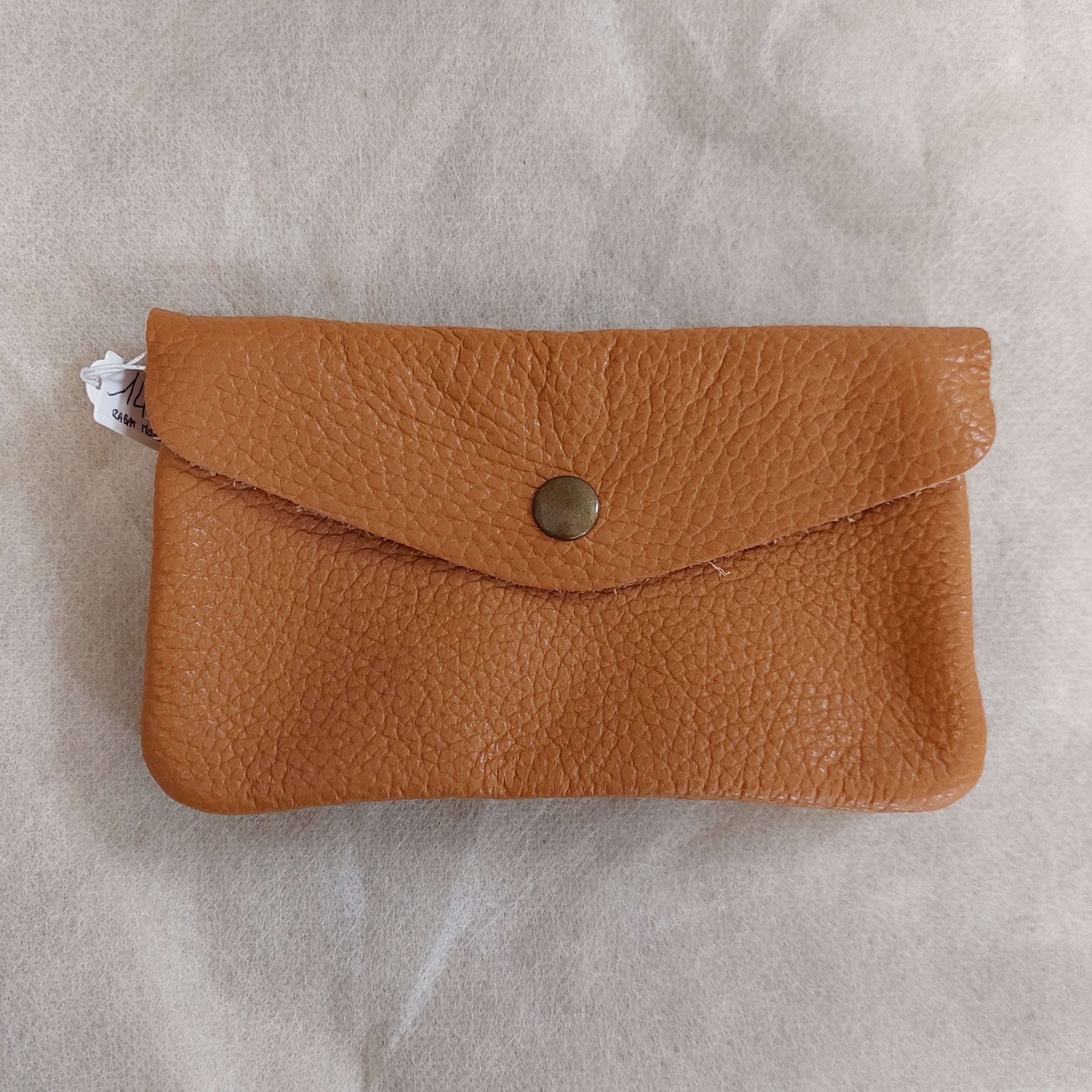 Portefeuille RABAT cuir grainé tabac fermé - Vue principale texture cuir naturel coloris tabac