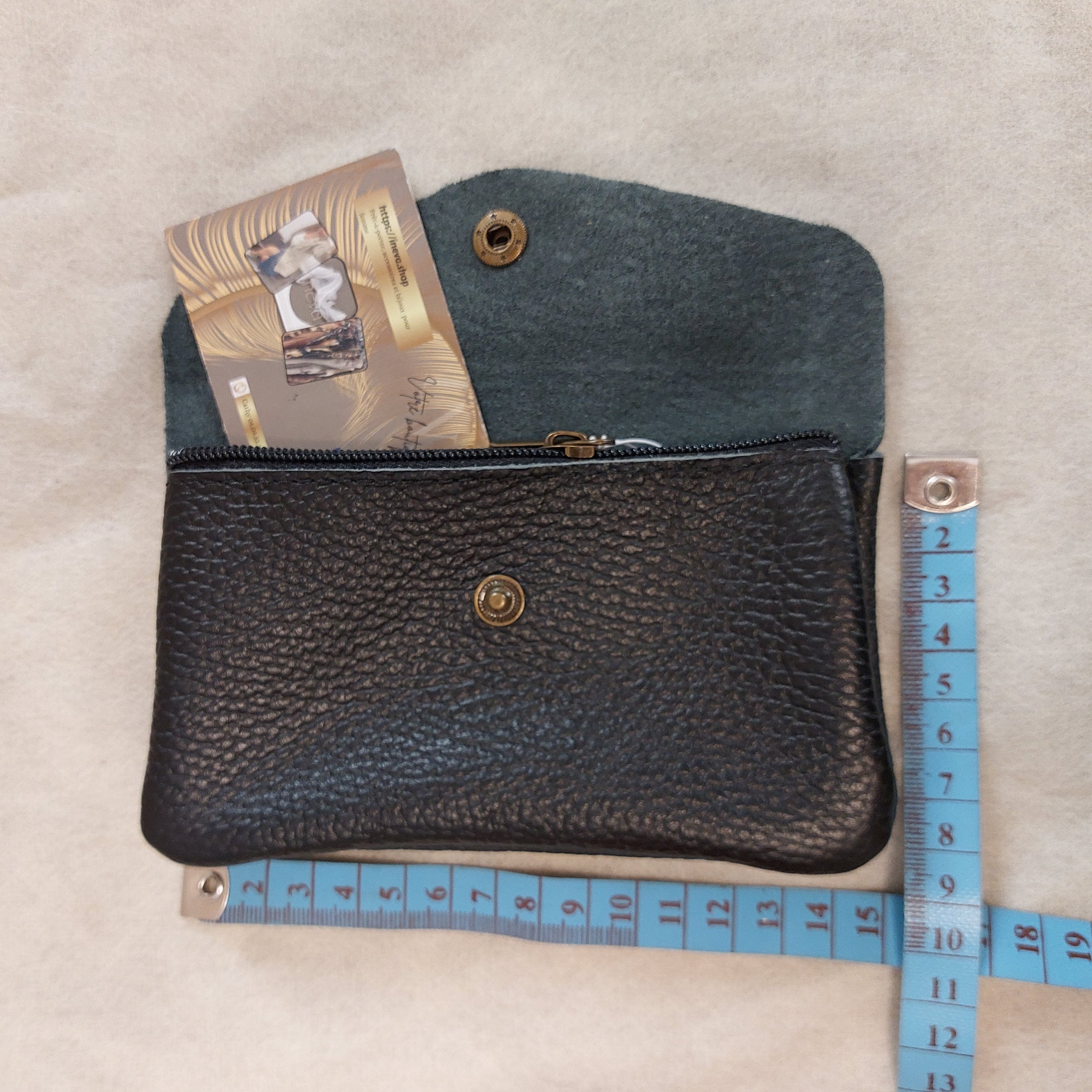 Portefeuille RABAT ouvert montrant dimensions 14x8,5cm et compartiments zip + pression