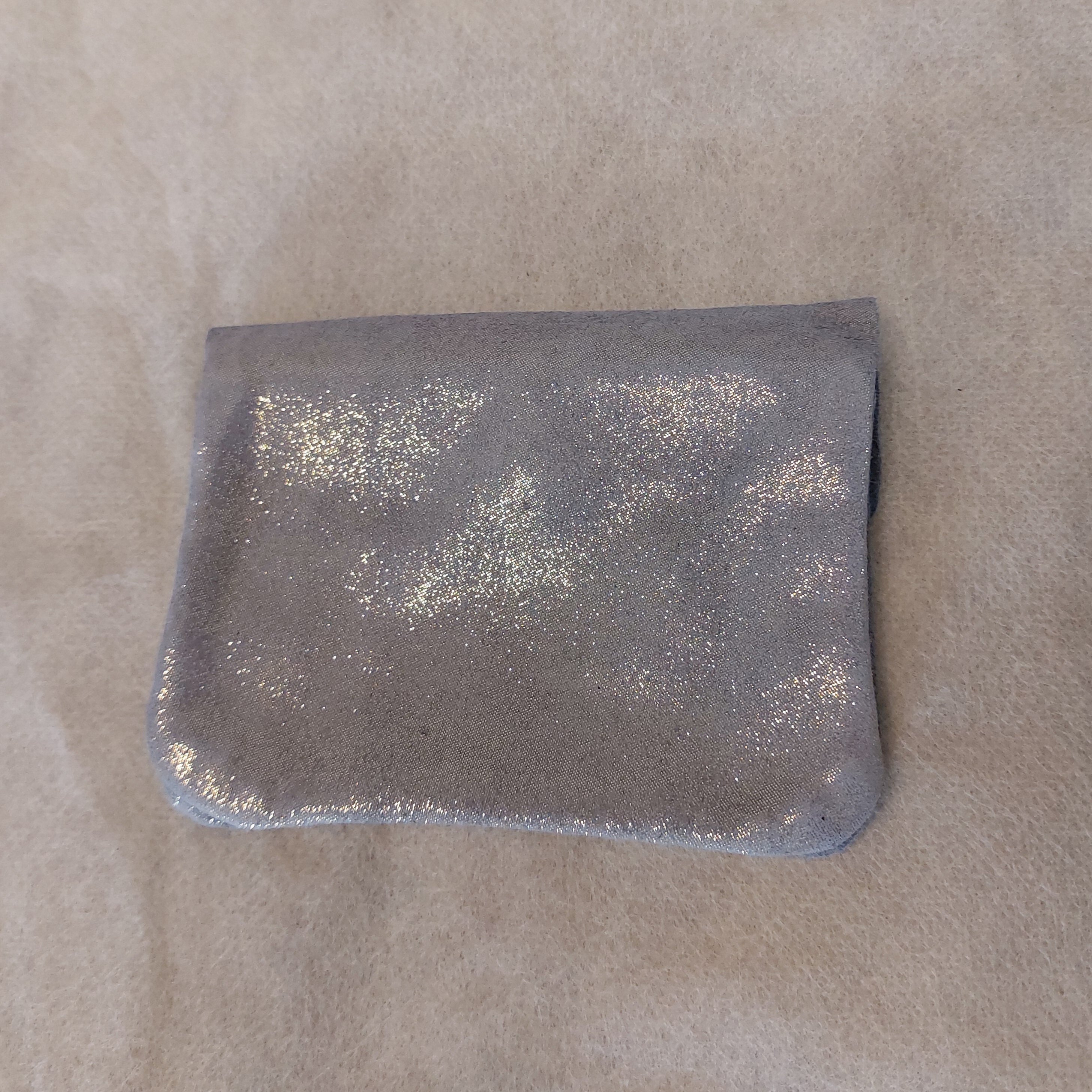 Portefeuille TAZA vue de dos - Finitions cuir souple irisé qualité premium