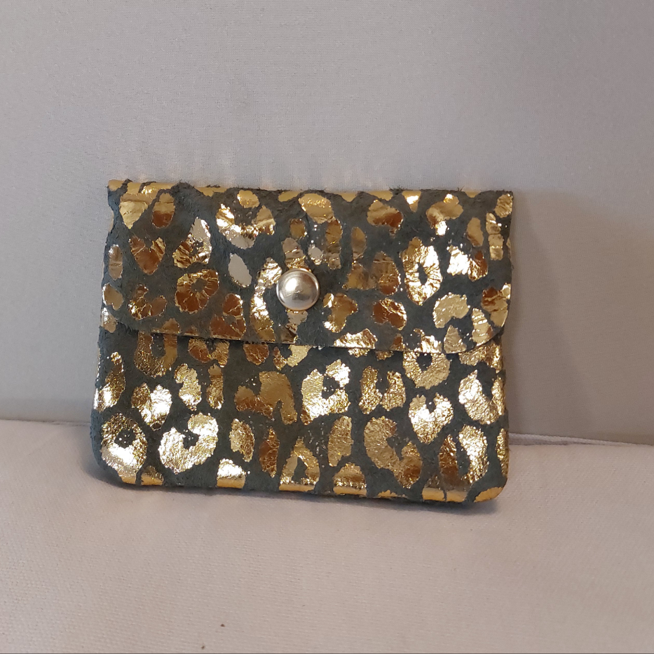Portefeuille cuir nubuck kaki motif doré - élégance et praticité"