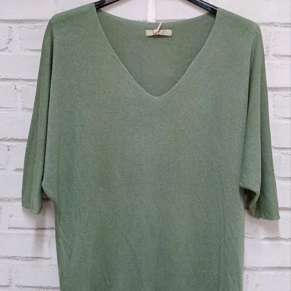 Pull MIREILLE amande col V oversized maille fine manches chauve-souris femme