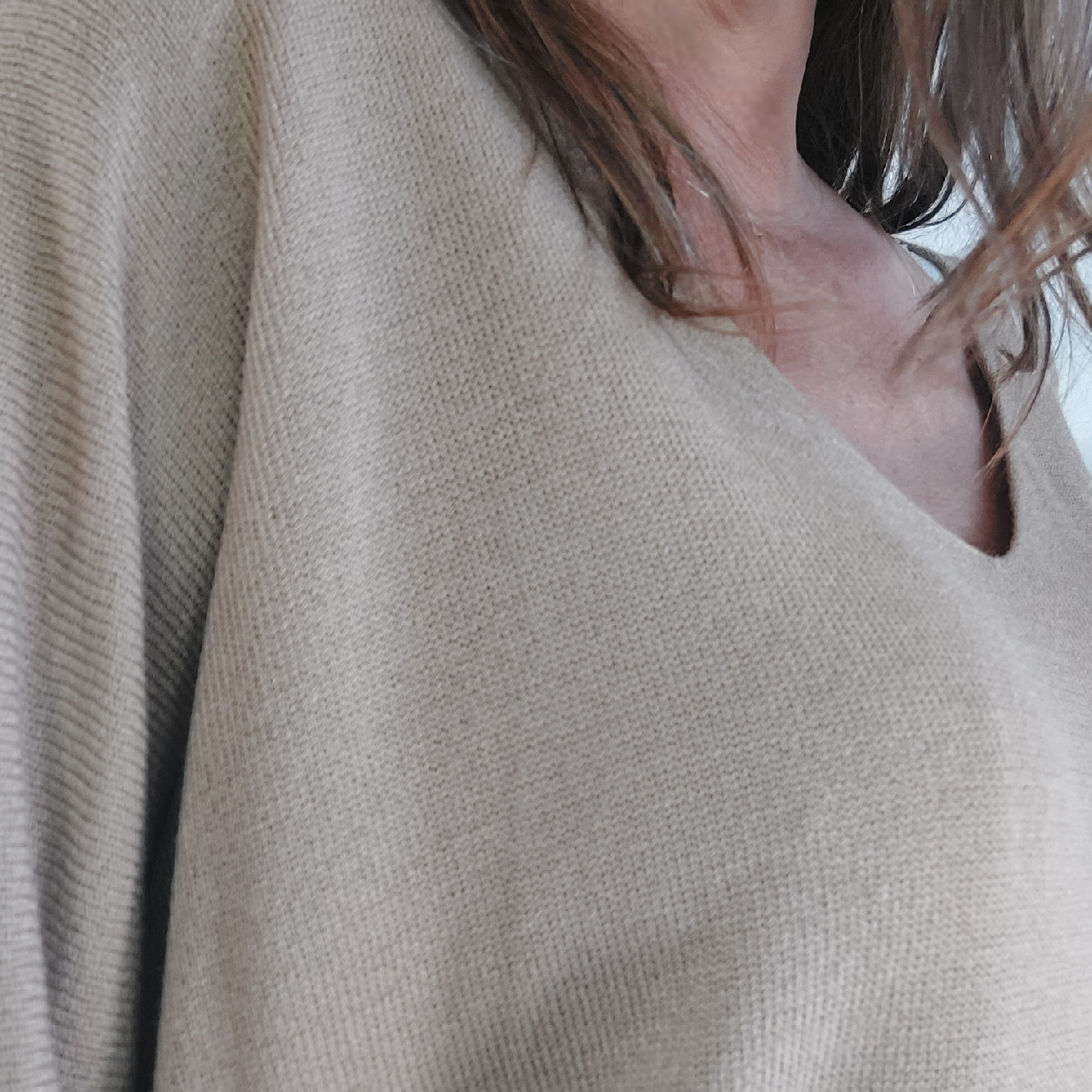 Pull MIREILLE beige col V oversized modal acrylique femme, best-seller ineva