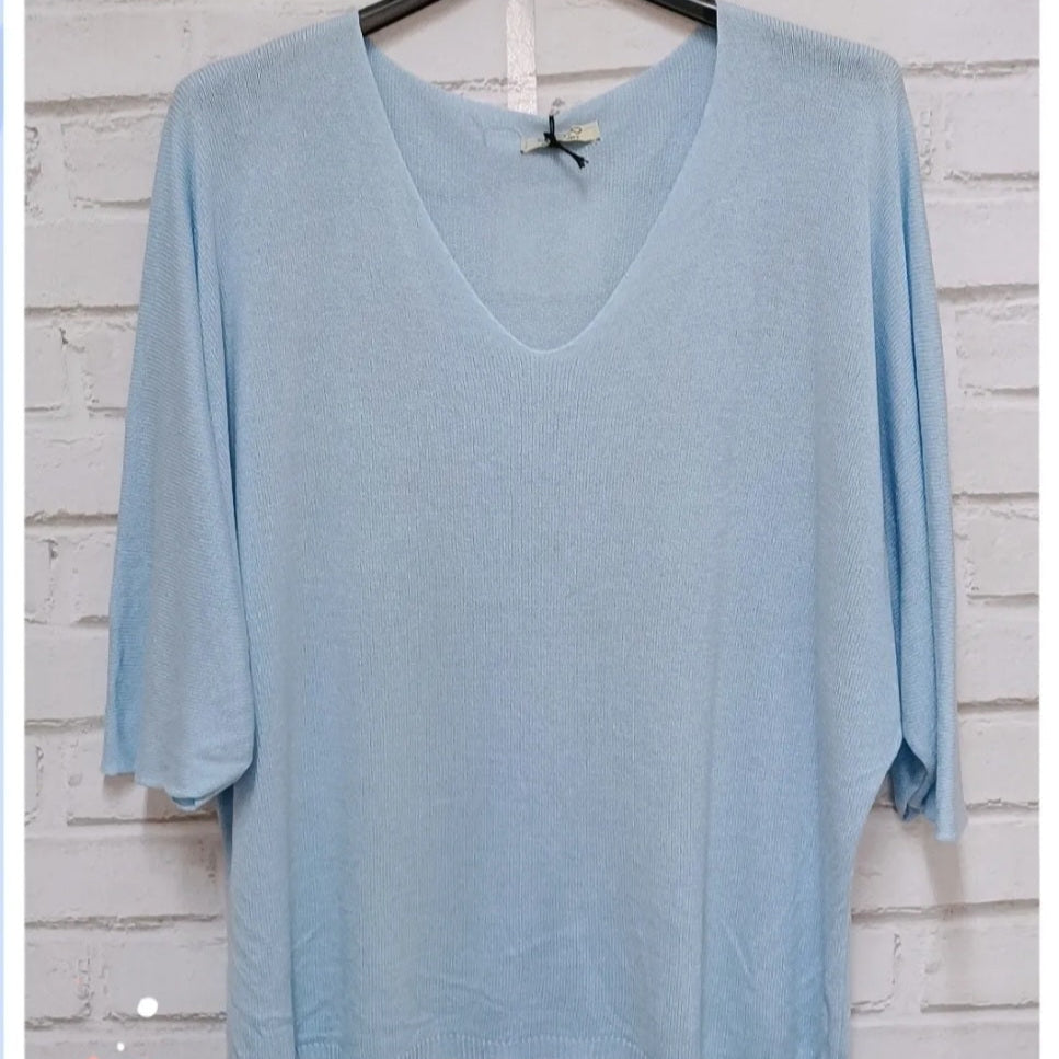 Pull MIREILLE ciel col V oversized maille fine manches chauve-souris femme