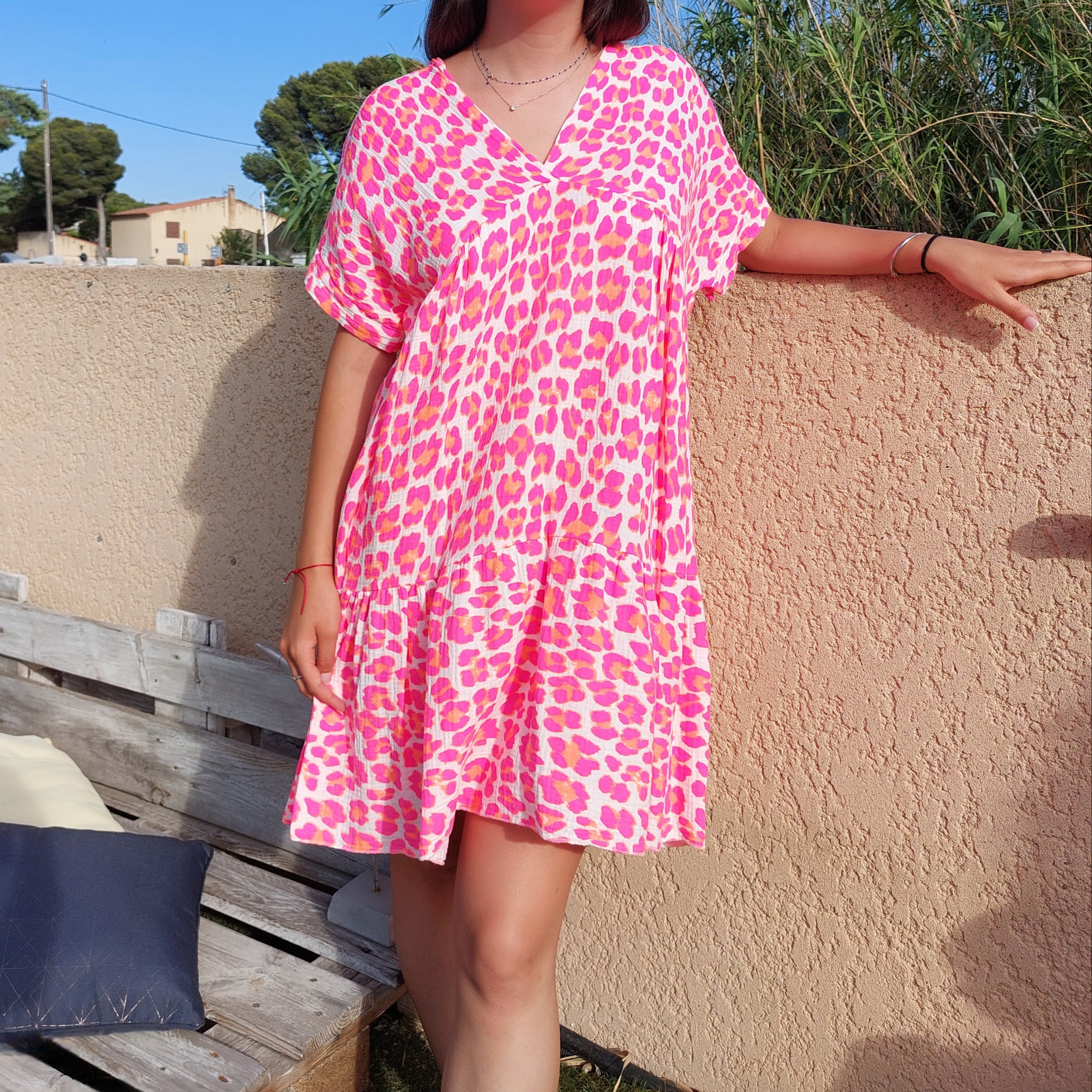 Robe en gaz de coton imprimé léopard dans le rose, elle a un col V et elle arrive à hauteur du genou, robe ample manche courte forme kimono sur carry le rouet
