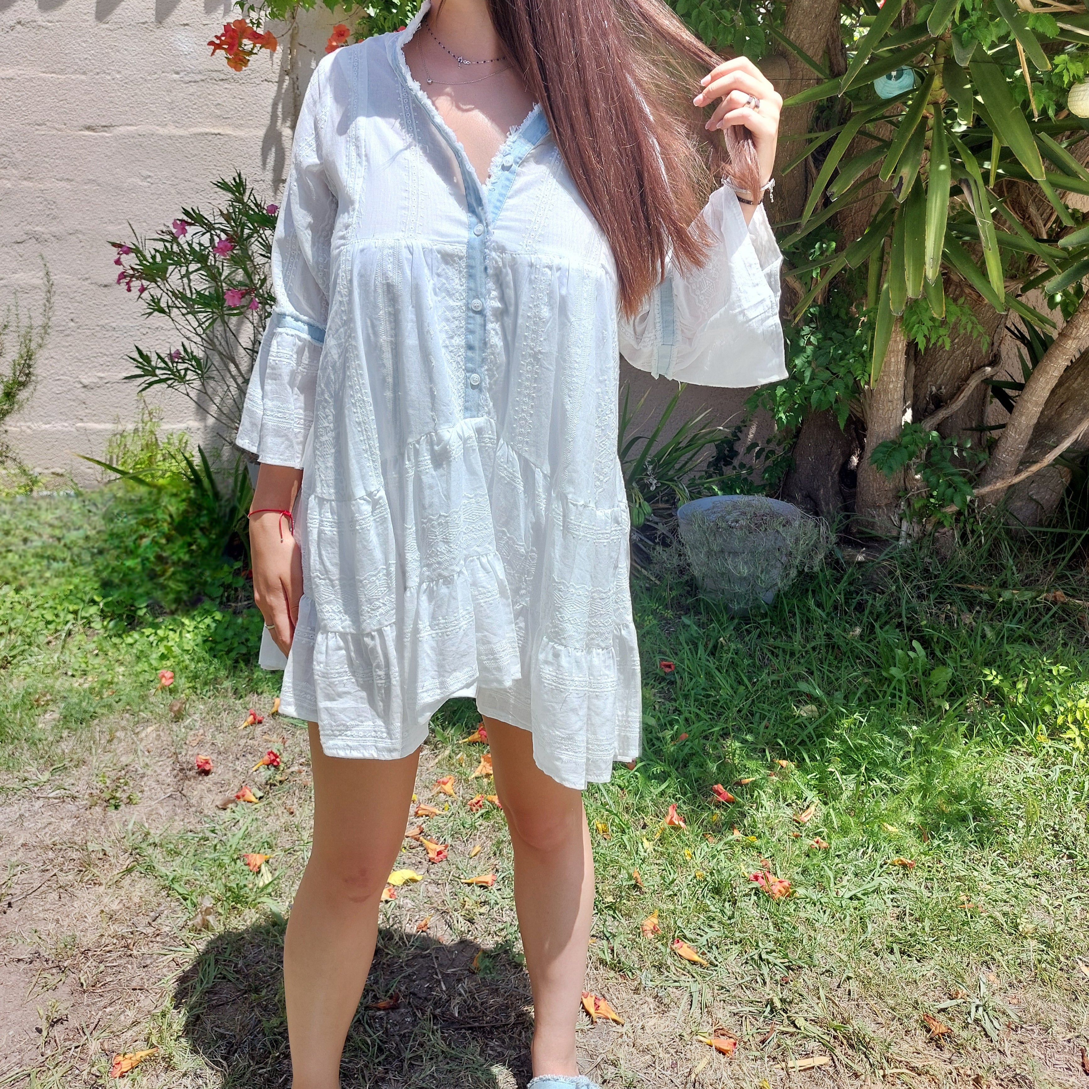 robe blanche courte en broderie anglaise avec col boutonné en jean clair et manche 3/4 forme colombine sur carry le rouet