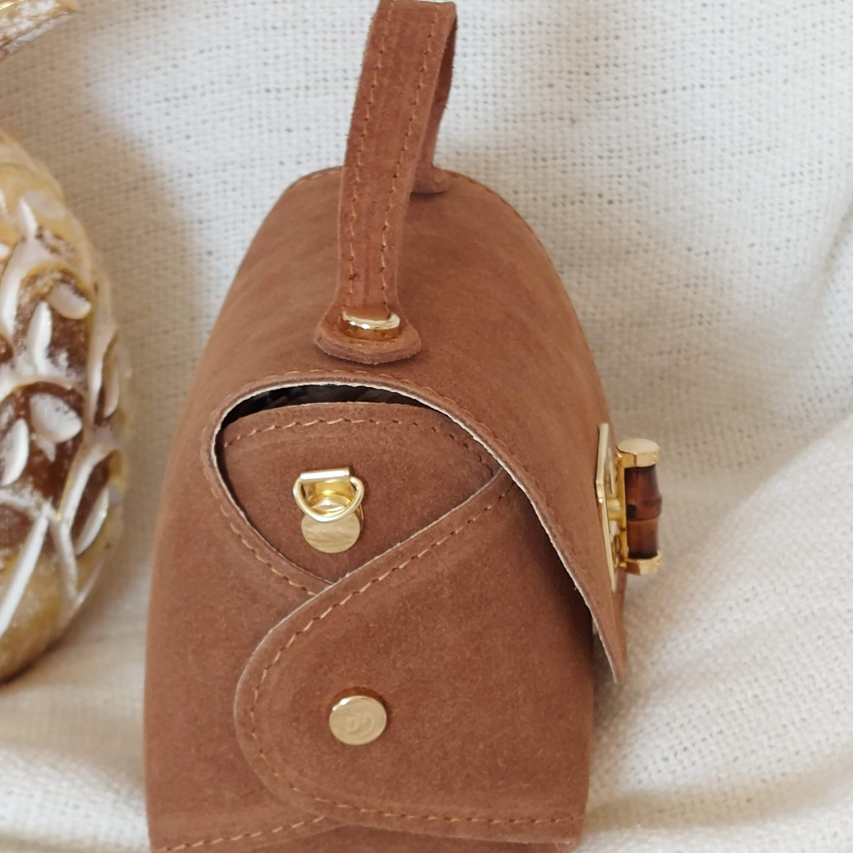 Sac Monaco camel - Détail de la texture nubuck et chaînette dorée"