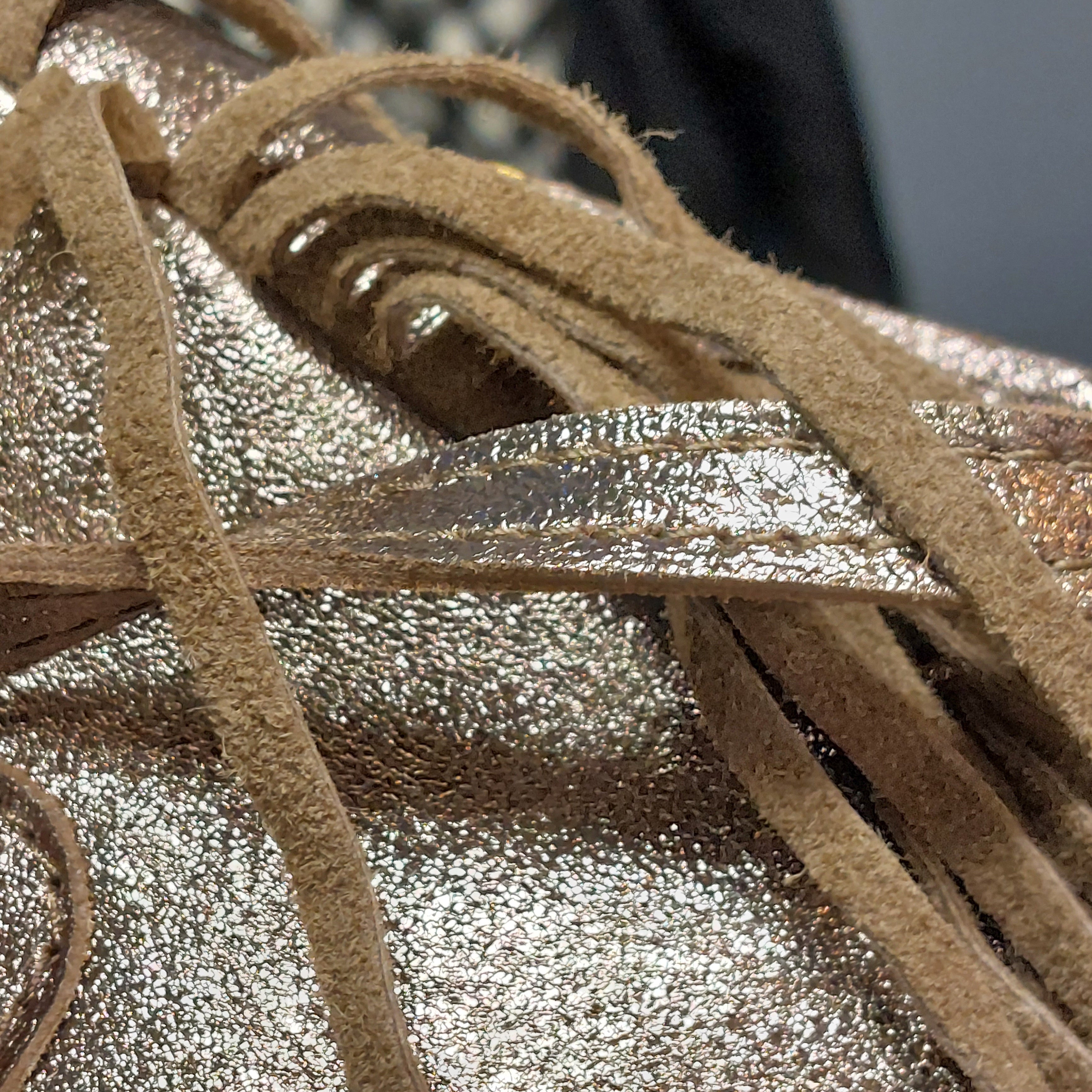 Détail des franges du sac à main Nevada en cuir irisé