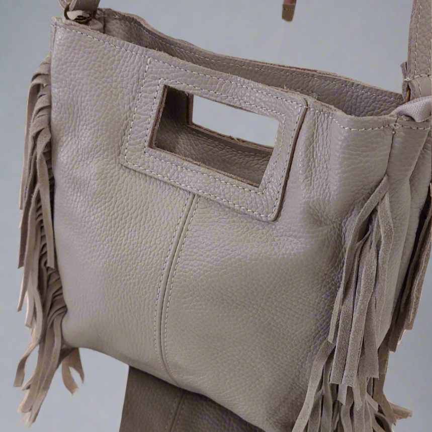Sac Nevada en cuir grainé crème avec franges latérales et bandoulière
