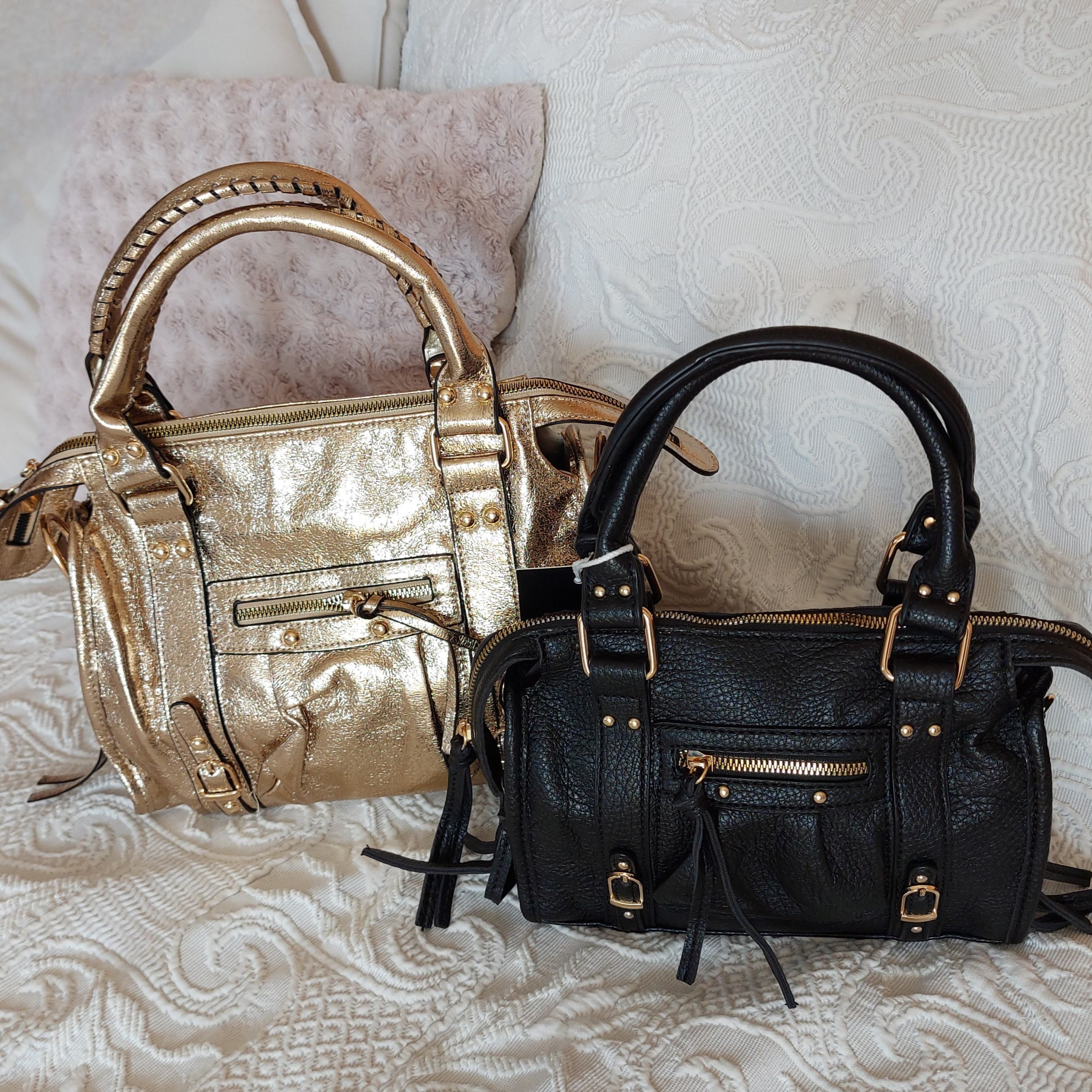 "Sac TATA simili cuir doré - Détail des boucles dorées et poche frontale