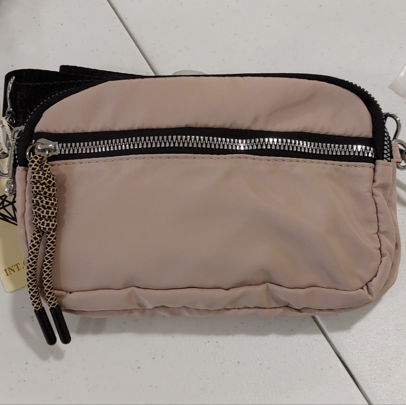 Sacoche banane BRITS beige en situation d'usage - parfaite pour voyages et activités