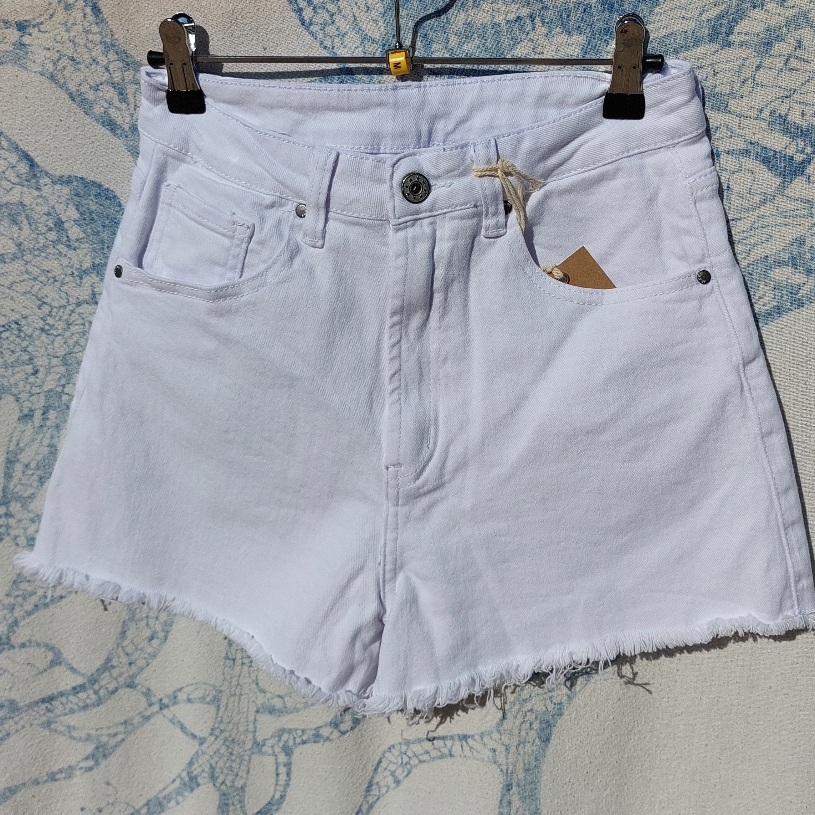 INEVA-SHORT-TOILE-COTON-STRECH-BLANC-FRANGES-EFFILOCHE sur carry le rouet