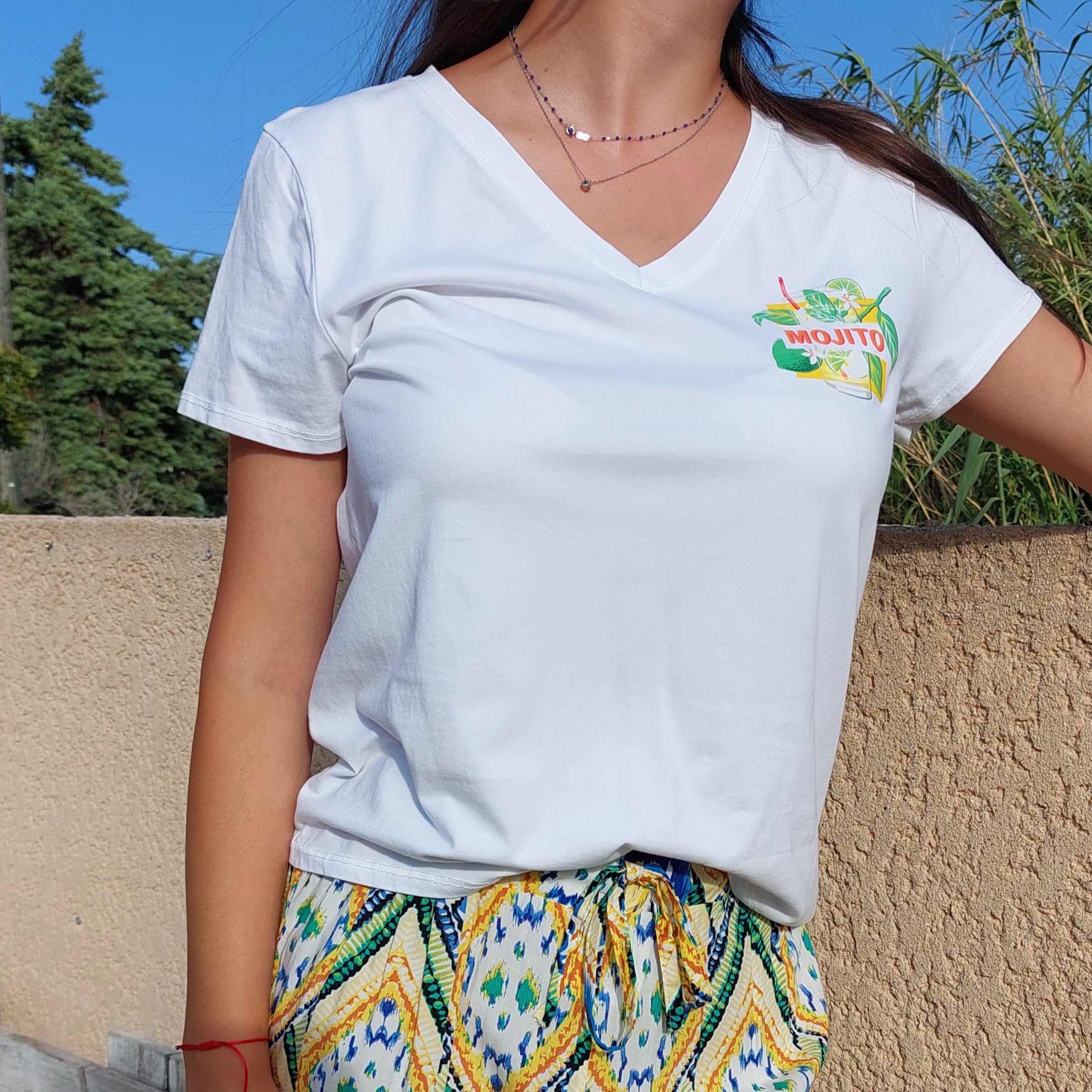 T-shirt blanc manches courtes col V avec motif sur poitrine gauche représentant un verre de cocktail Mojito porté sur un pantalon imprimé par Eva sur Carry-le-Rouet
