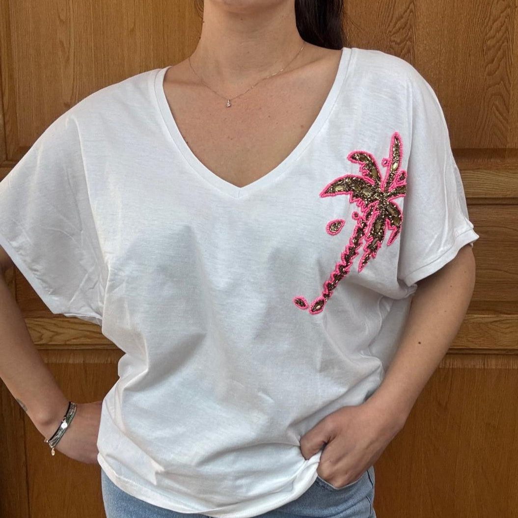tee-shirt blanc col v broderie en perle rose et doré représentant un palmier sur ensues la redonne