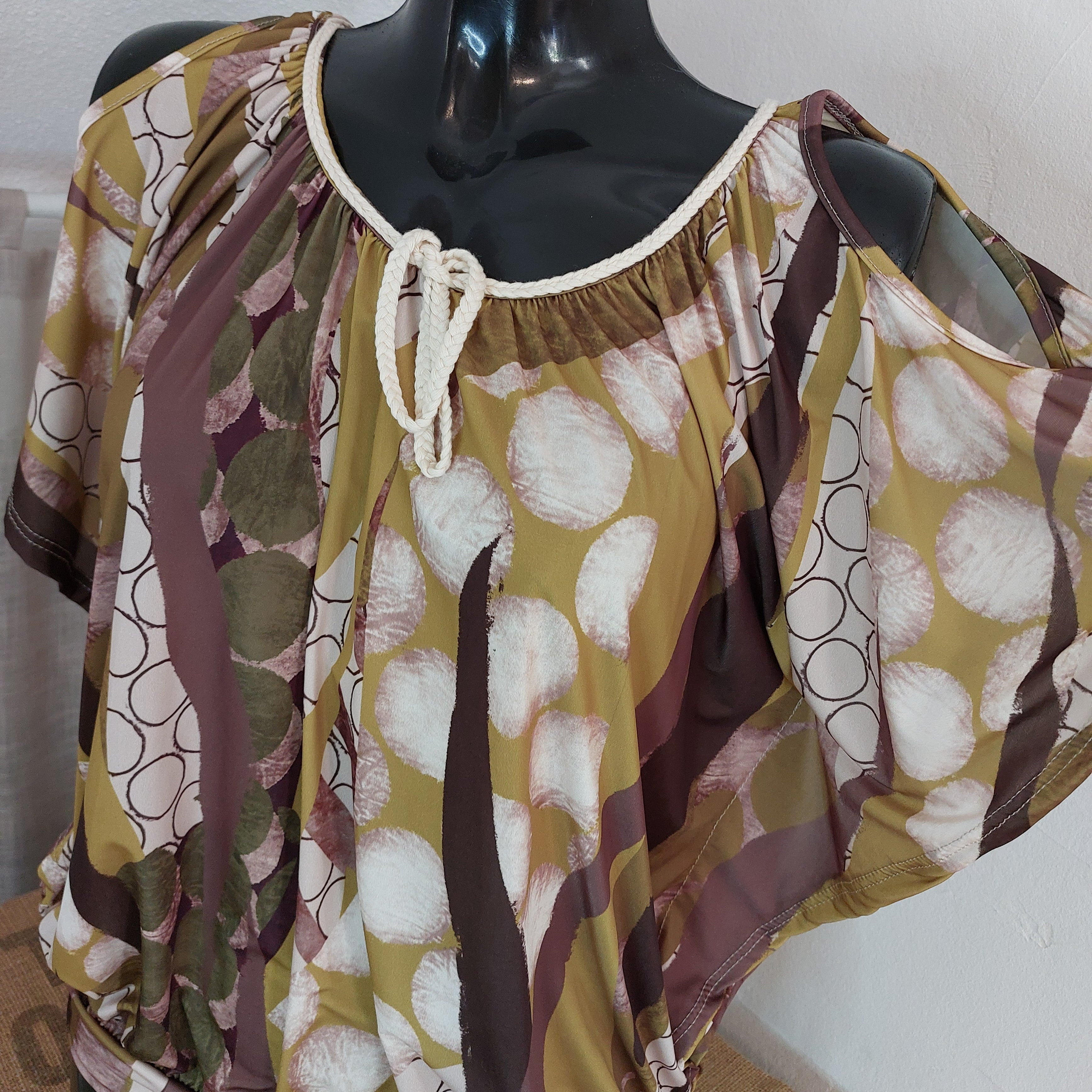 Détail col Top Oriane avec cordon et pompons décoratifs épaules dénuées
