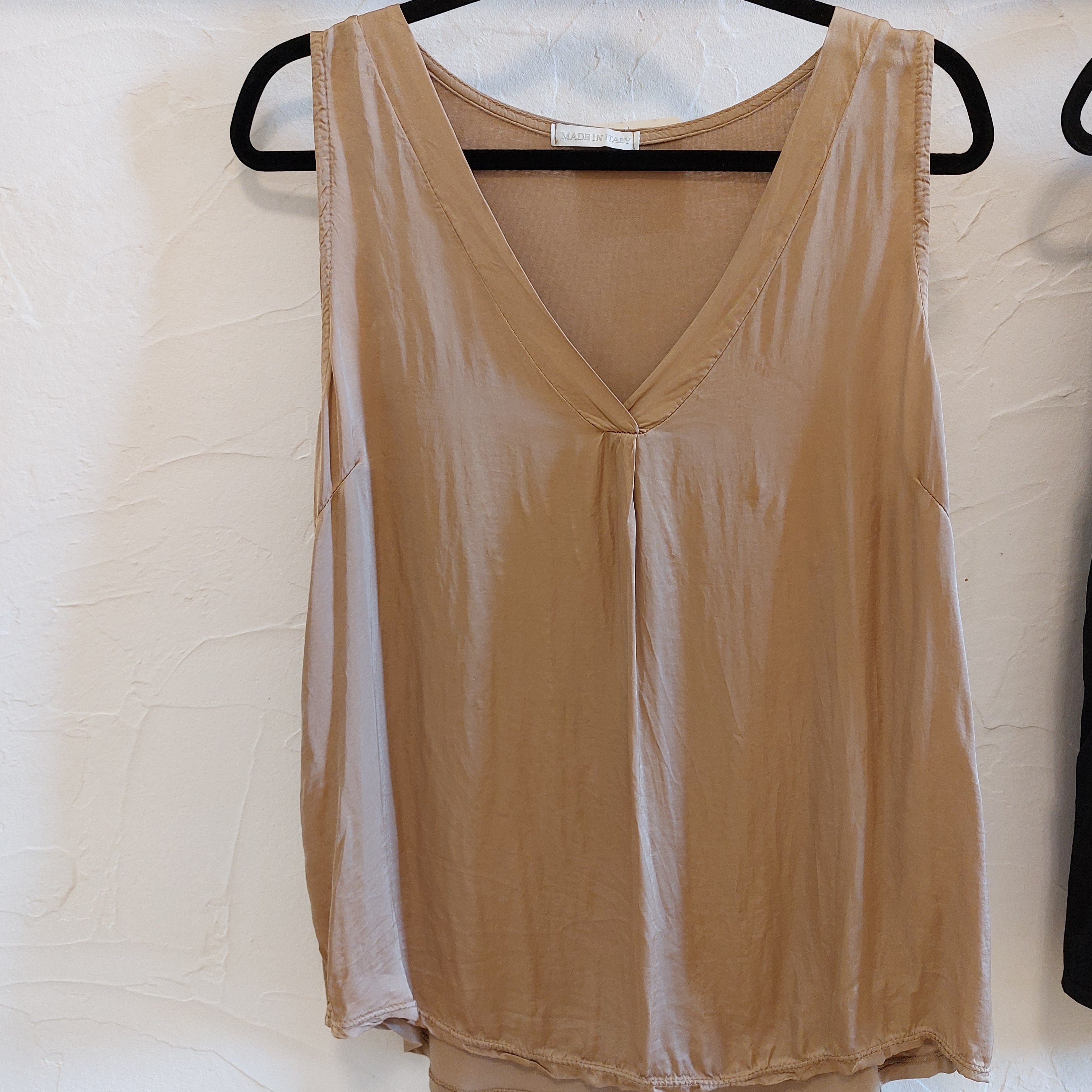 Top sans manches forme débardeur camel satiné sur la vente en col V et ample sur Carry-le-Rouet