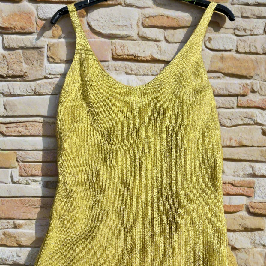 Top en maille fine et légère réhaussé d'un fil brillant discret. il est a bretelles auss en maille et ajusté en jaune sur carry le rouet
