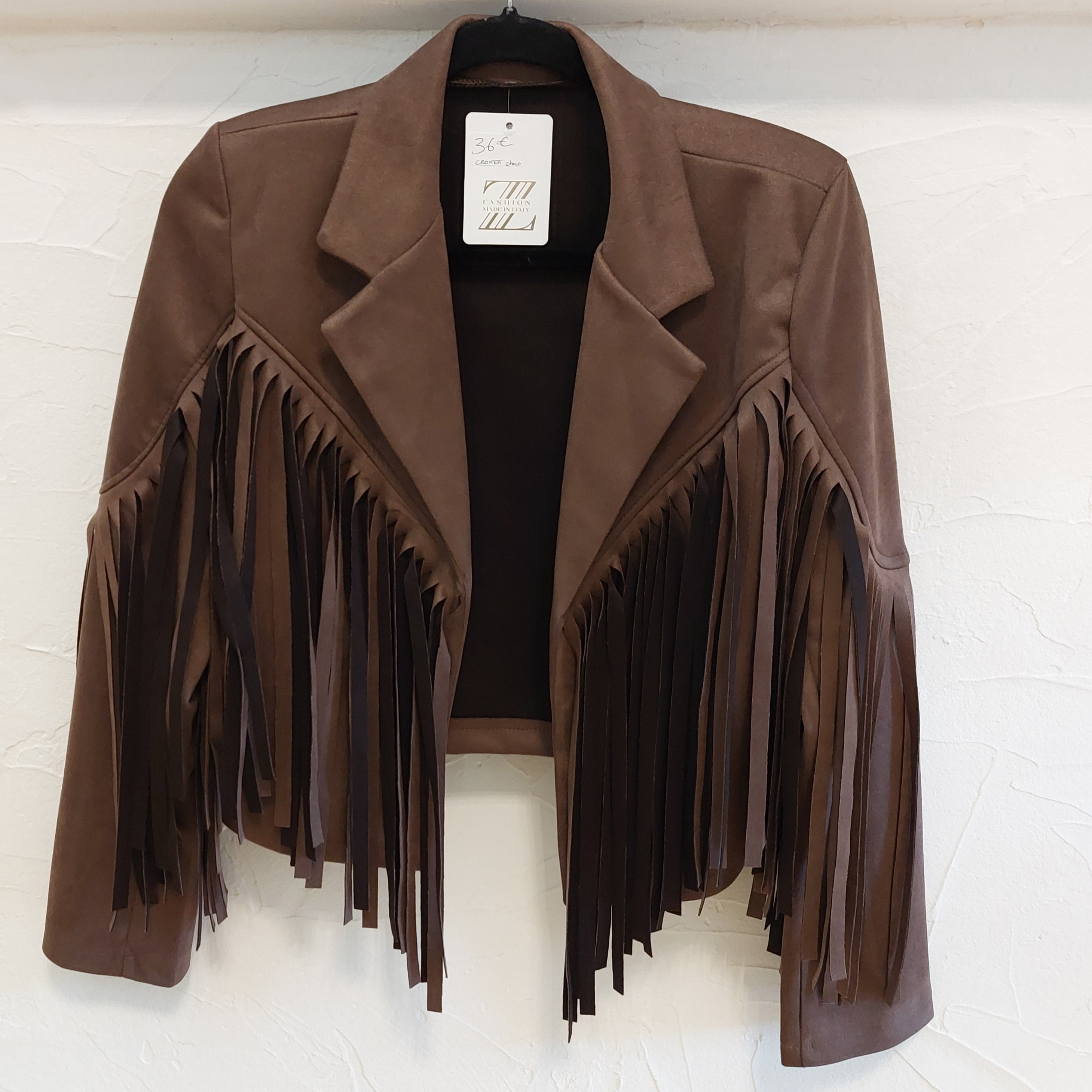 Veste courte suédine CROKETT choco portée de face, style bohème chic